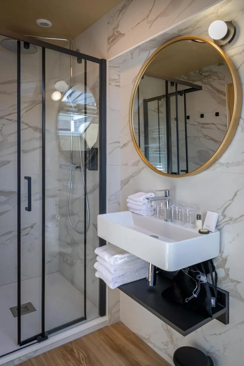 Bathroom in Brit Hotel Kara Sainte Anne d'Auray