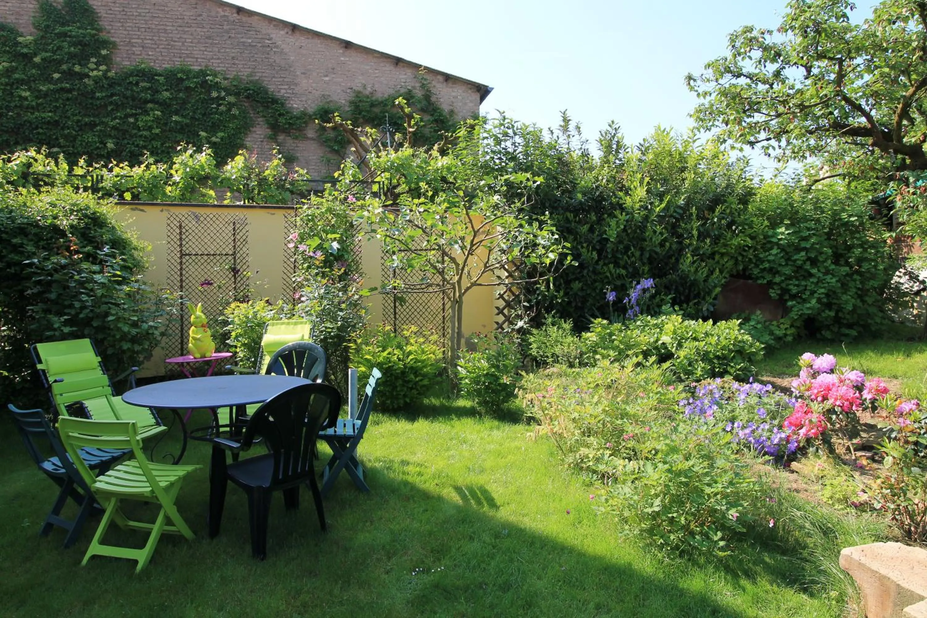 Garden in La chambre aux hirondelles
