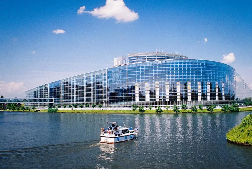 Entertainment in La chambre aux hirondelles