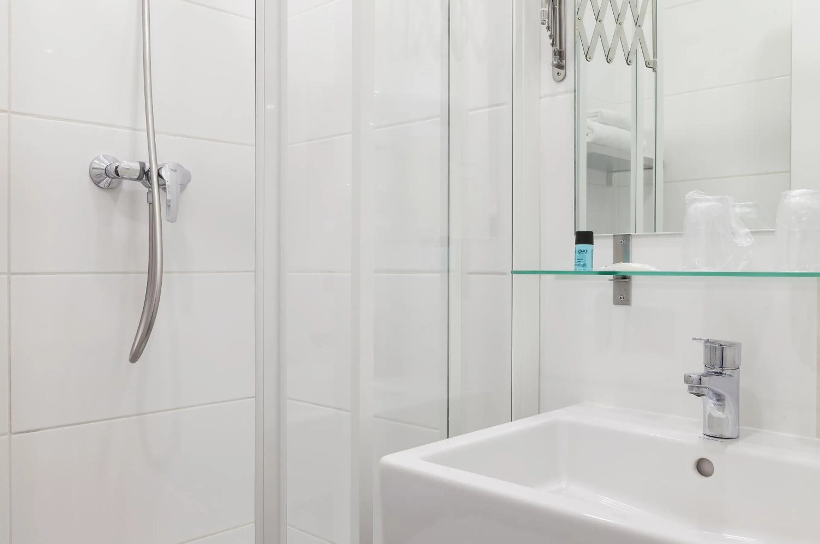 Bathroom in Hotel Acadie Les Ulis