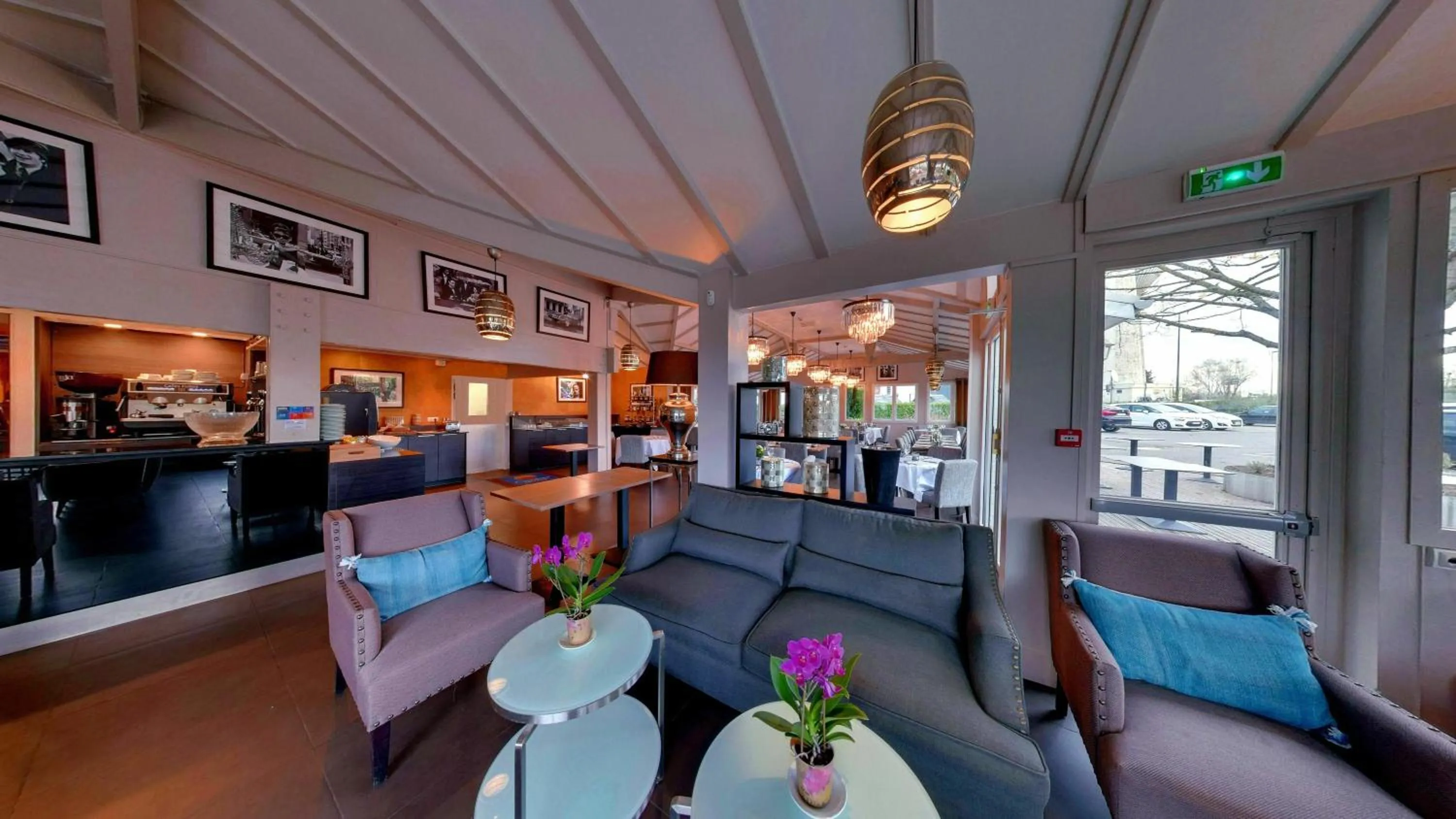 Lounge or bar in Hotel Acadie Les Ulis