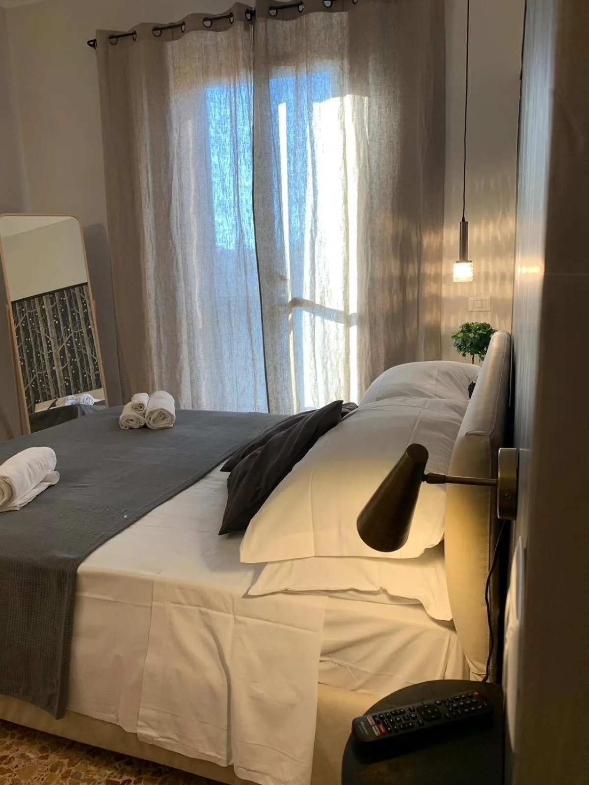 Bed in Cavour Urban Rooms by GHOR