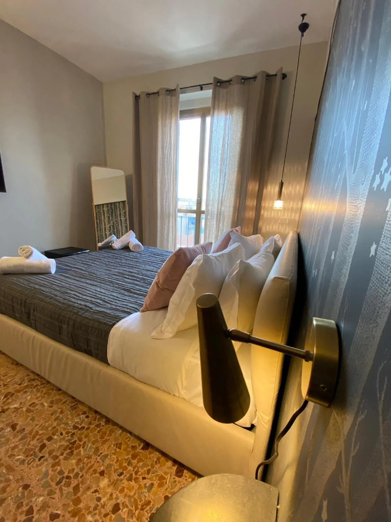 Bed in Cavour Urban Rooms by GHOR