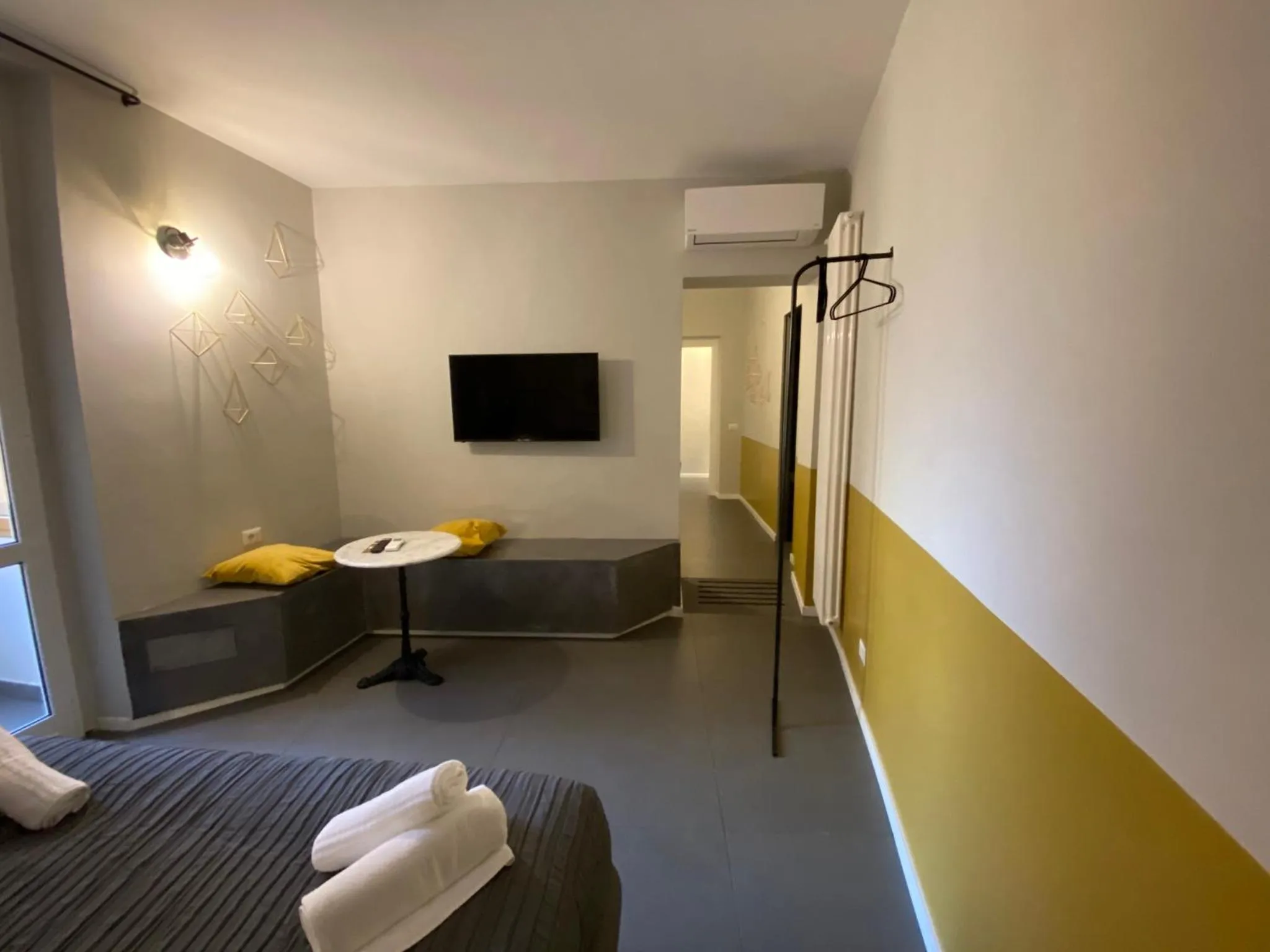 Bed in Cavour Urban Rooms by GHOR