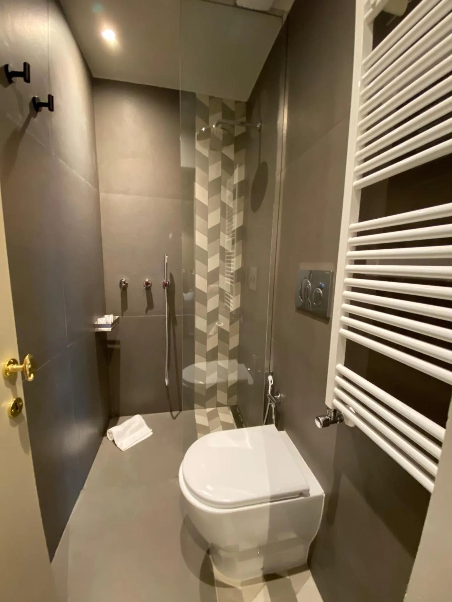 Bathroom in Cavour Urban Rooms by GHOR