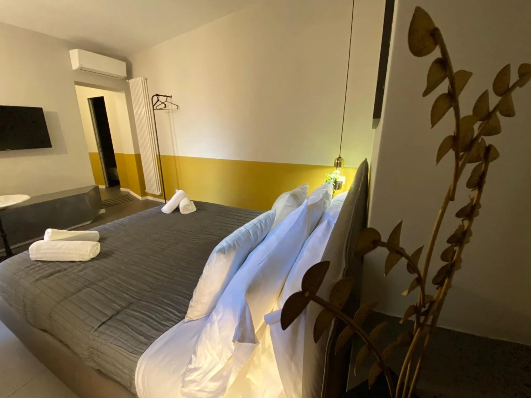 Bed in Cavour Urban Rooms by GHOR