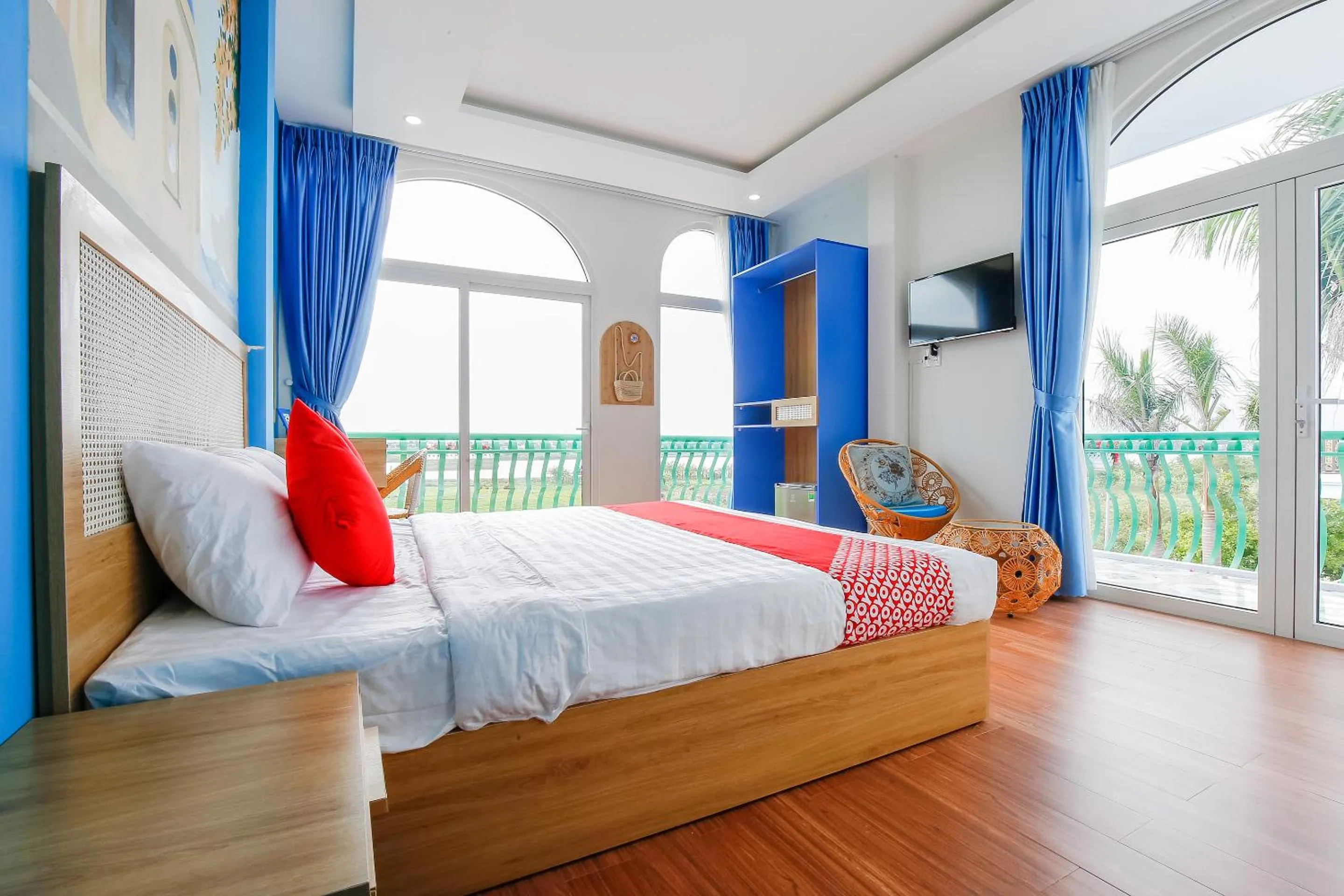 Photo of the whole room, Bed in Santorini House and Coffee