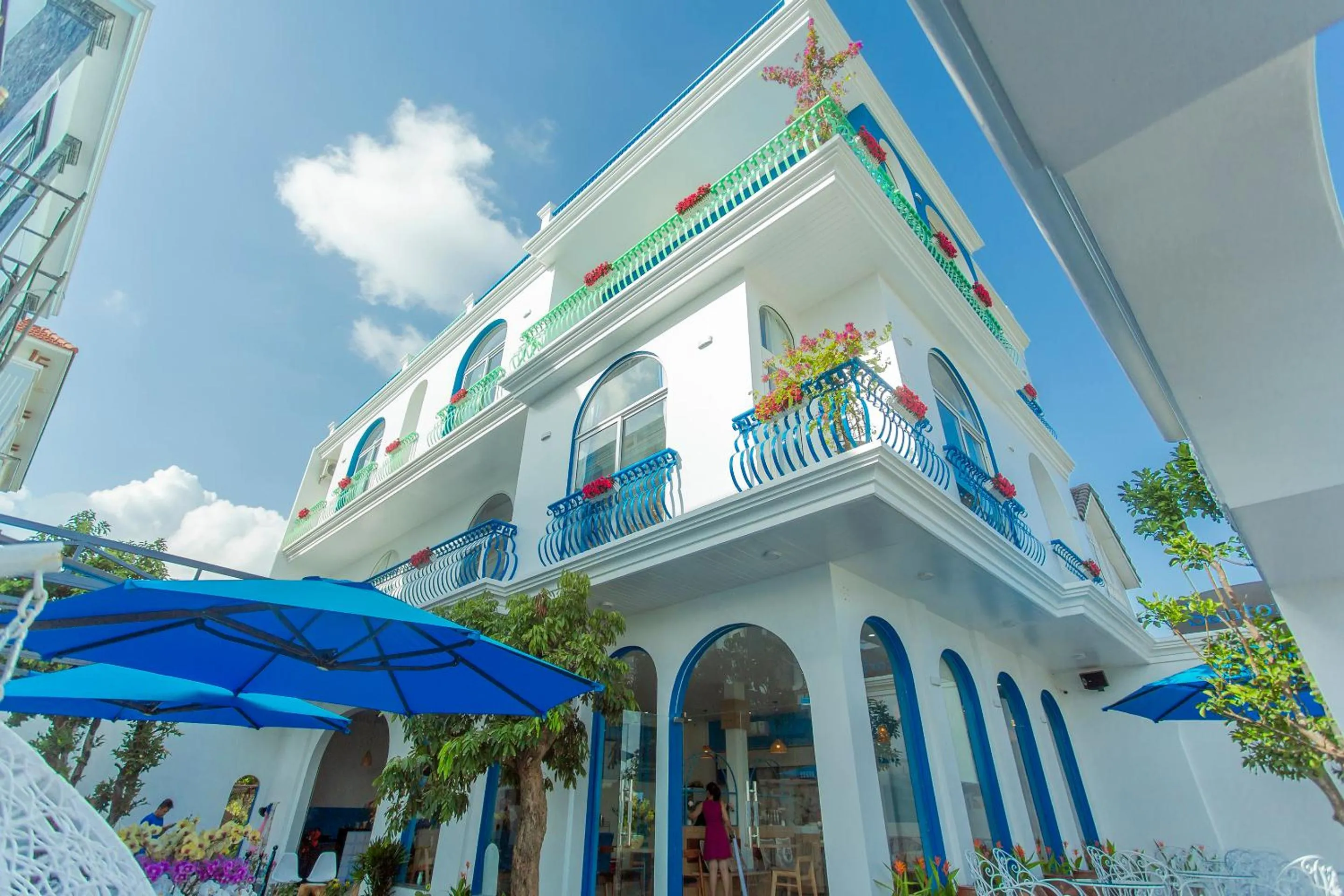 Facade/entrance in Santorini House and Coffee