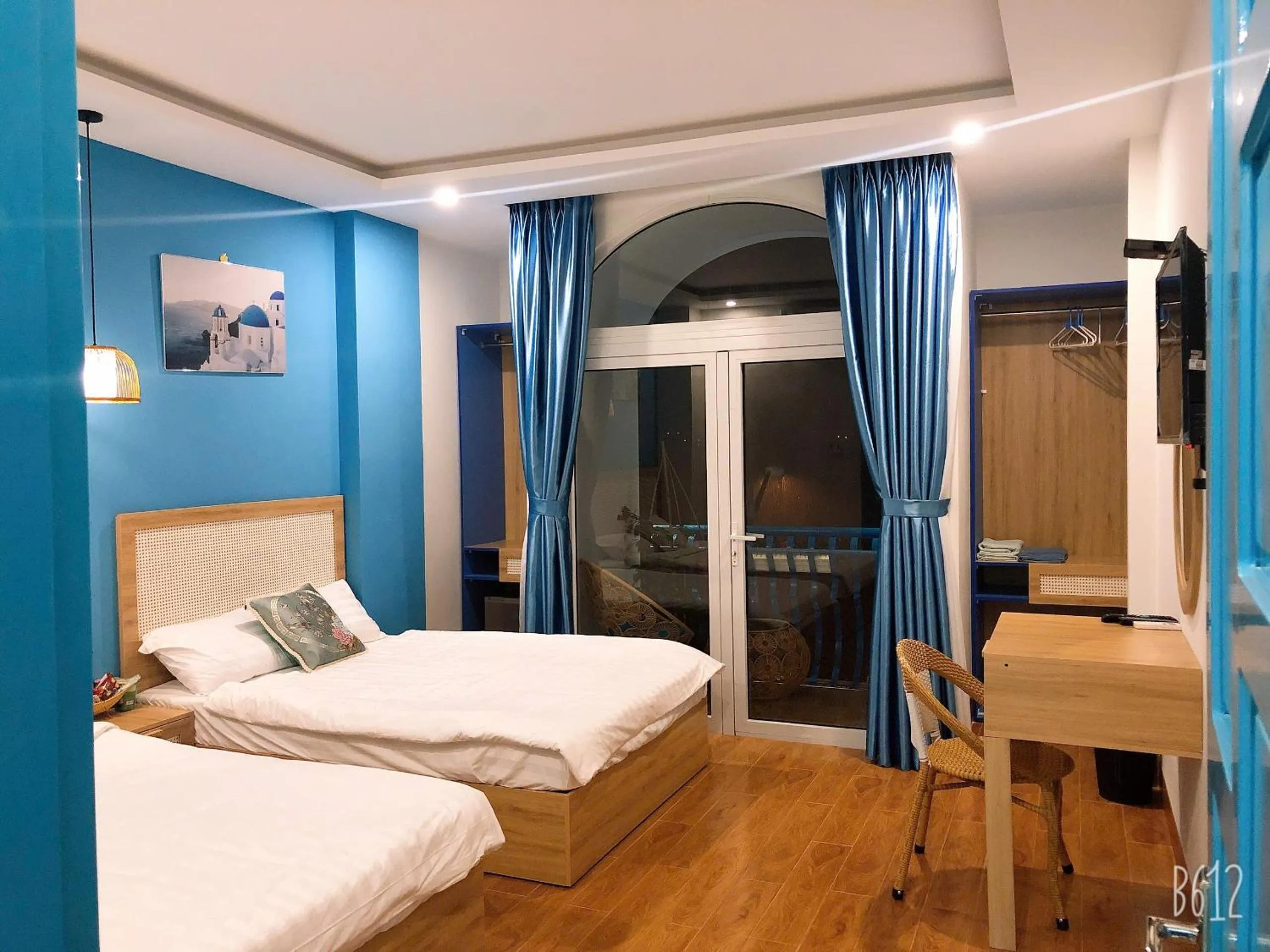 Bed in Santorini House and Coffee