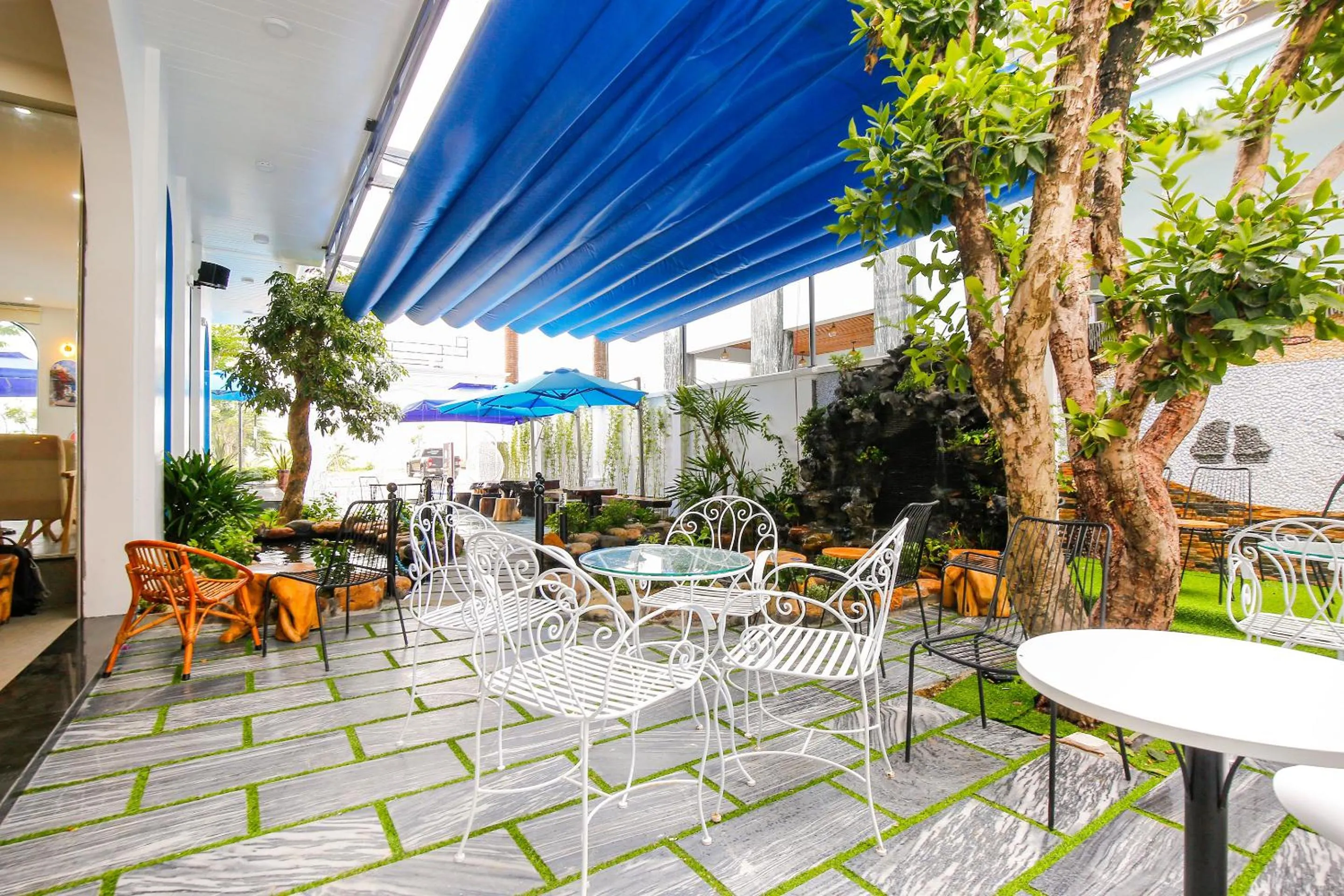 Lounge or bar in Santorini House and Coffee