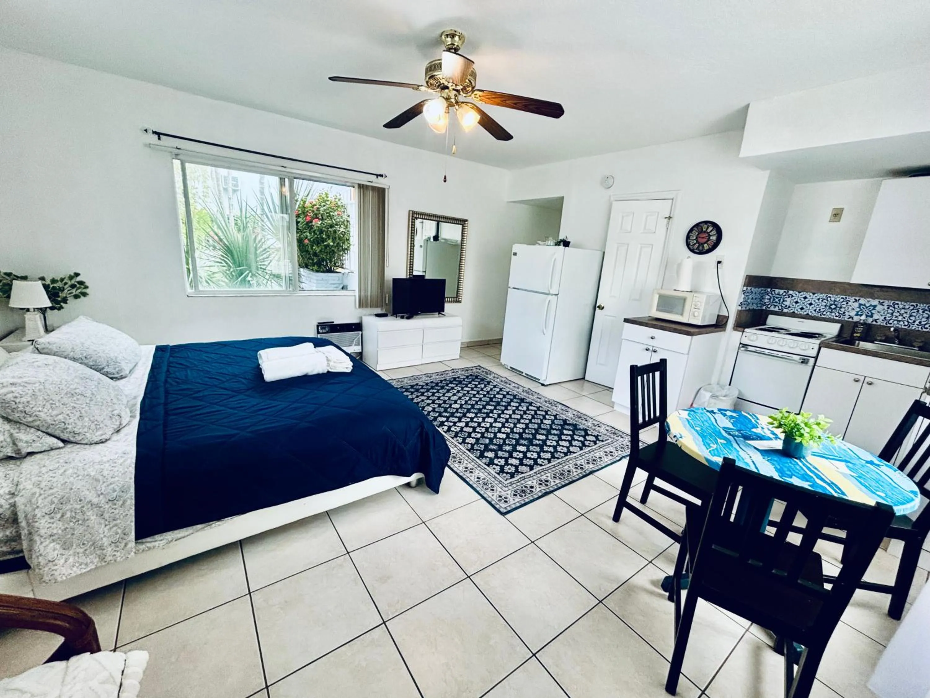 Bed in Beach Tide Motel