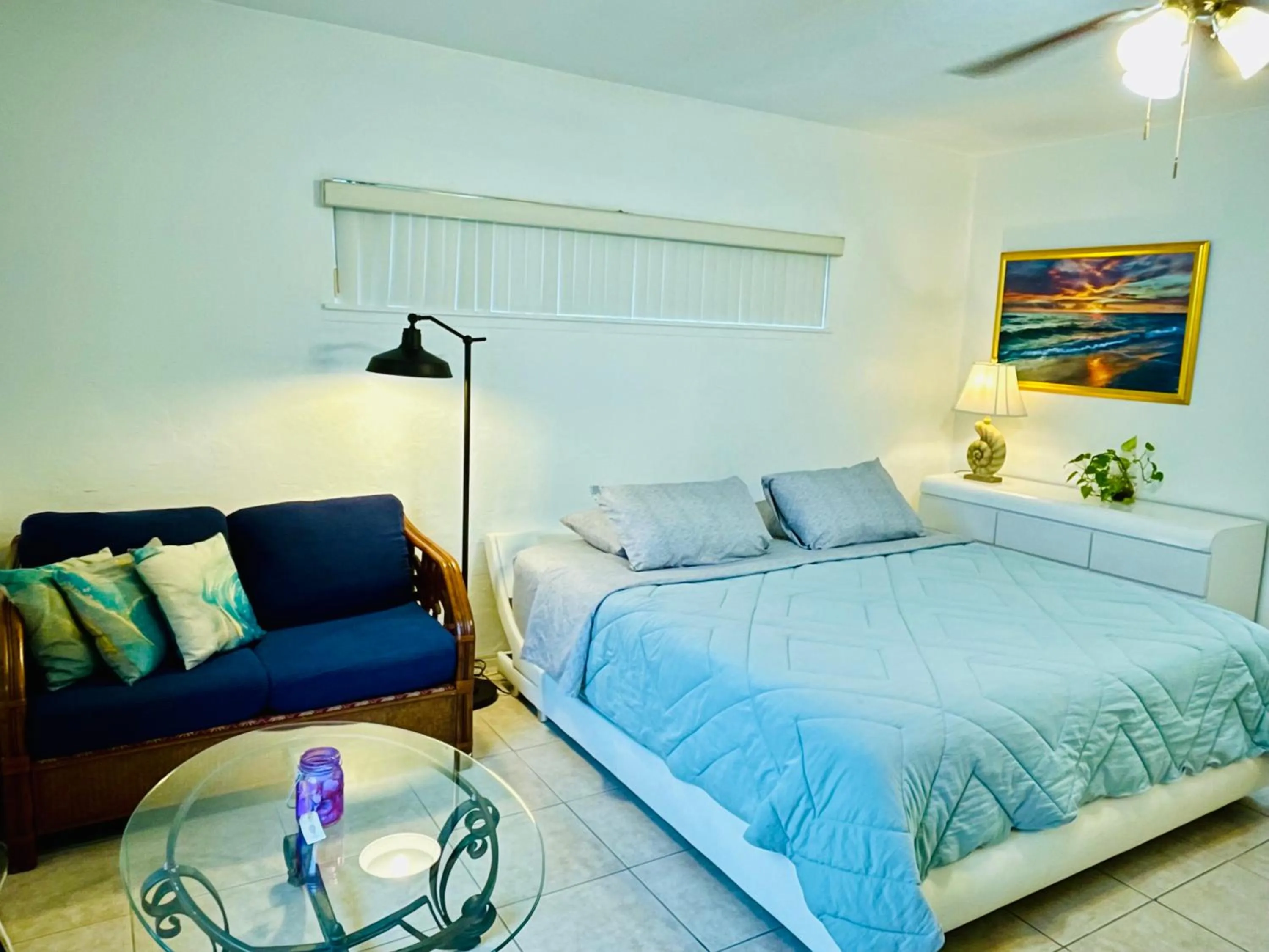 Bed in Beach Tide Motel