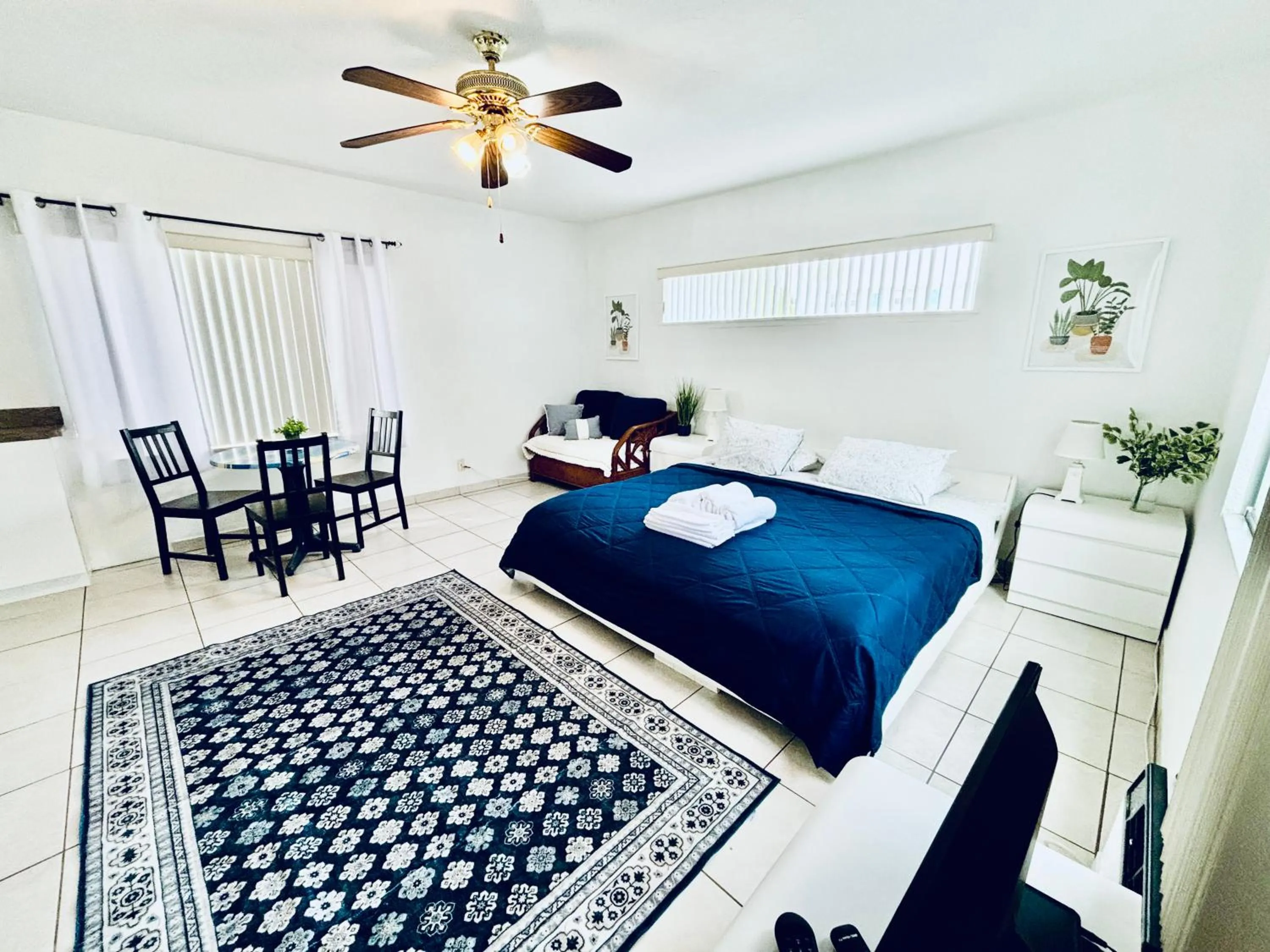 Bed in Beach Tide Motel