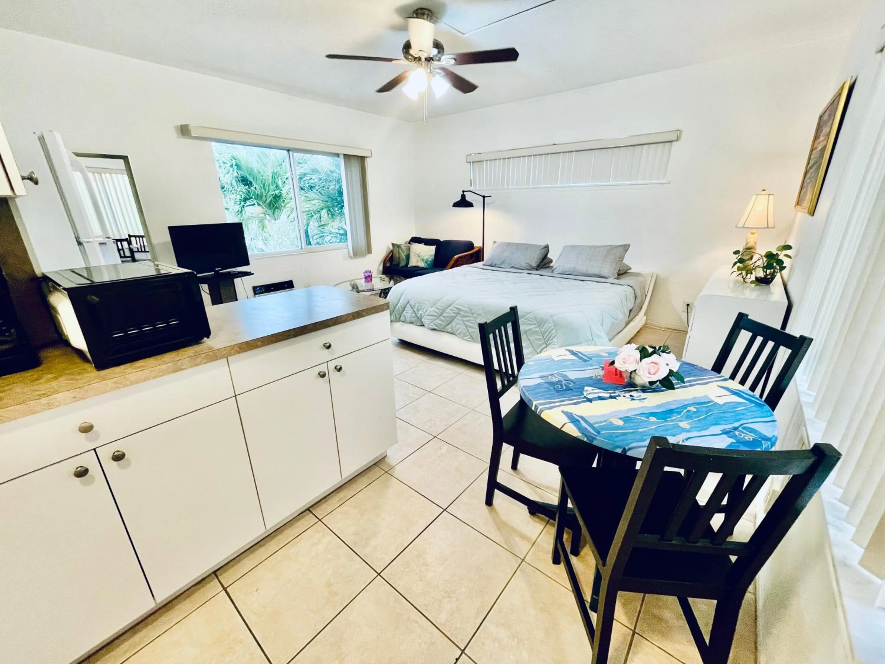 Bed in Beach Tide Motel