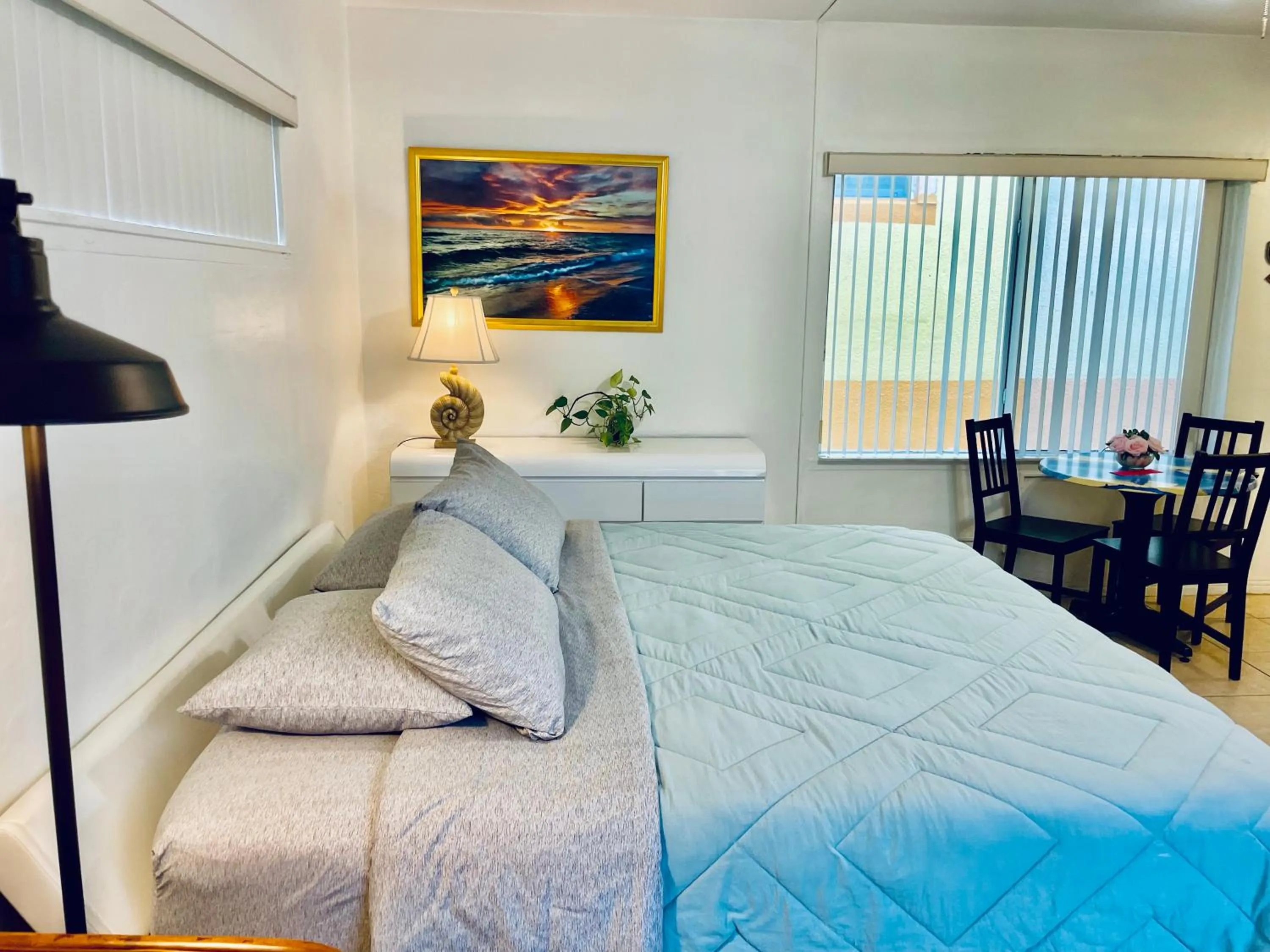 Bed in Beach Tide Motel