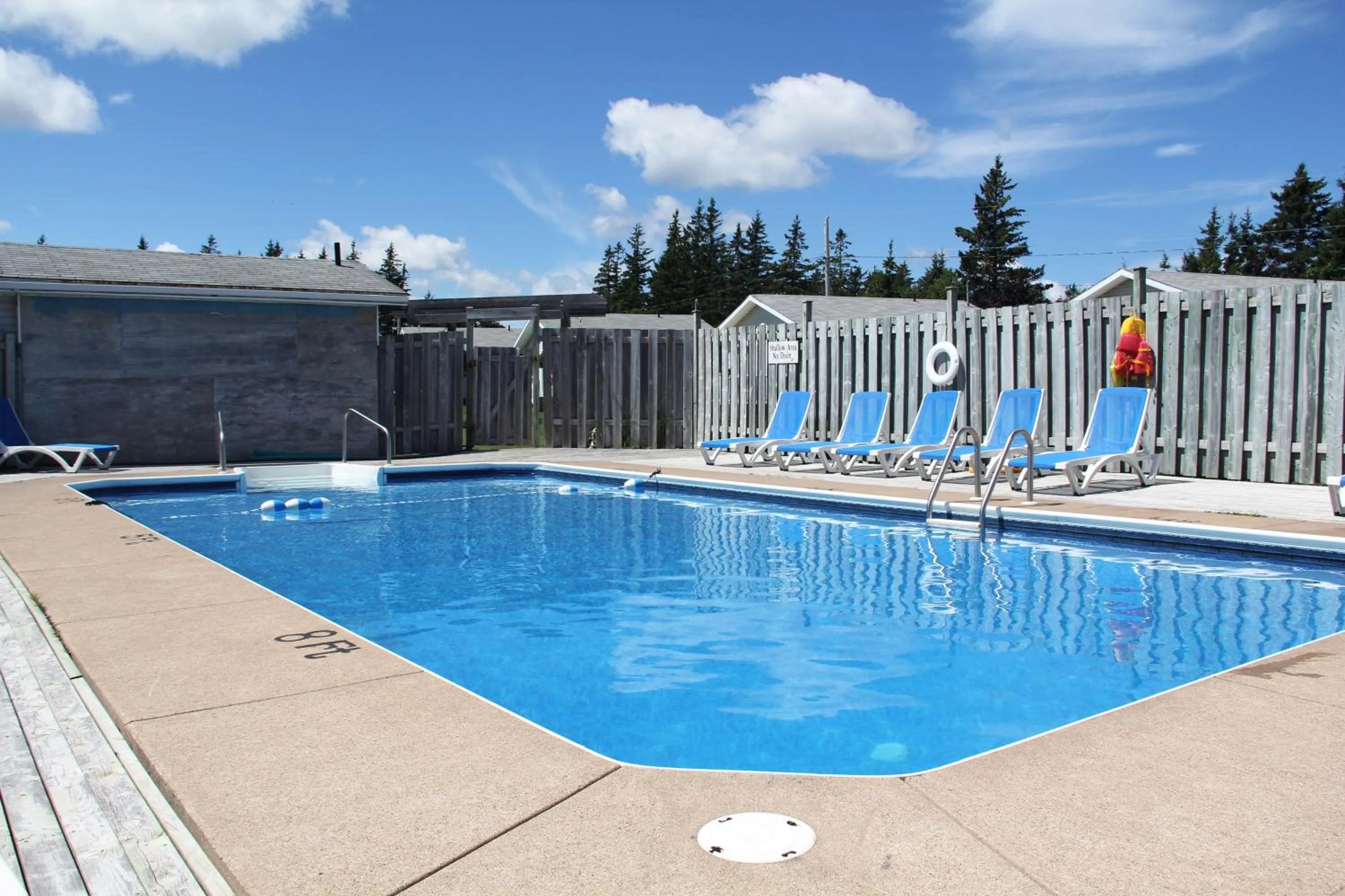Swimming pool in Hidden Acres Cottages
