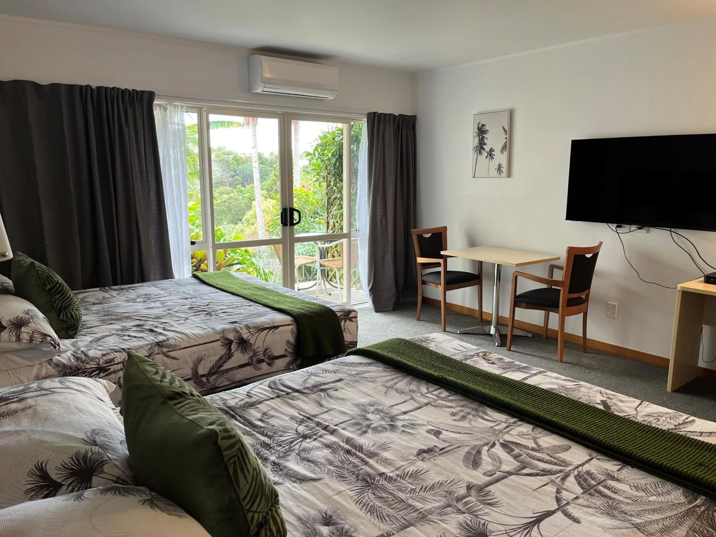 Kitchen or kitchenette, Bed in Comfort Hotel Flames Whangarei