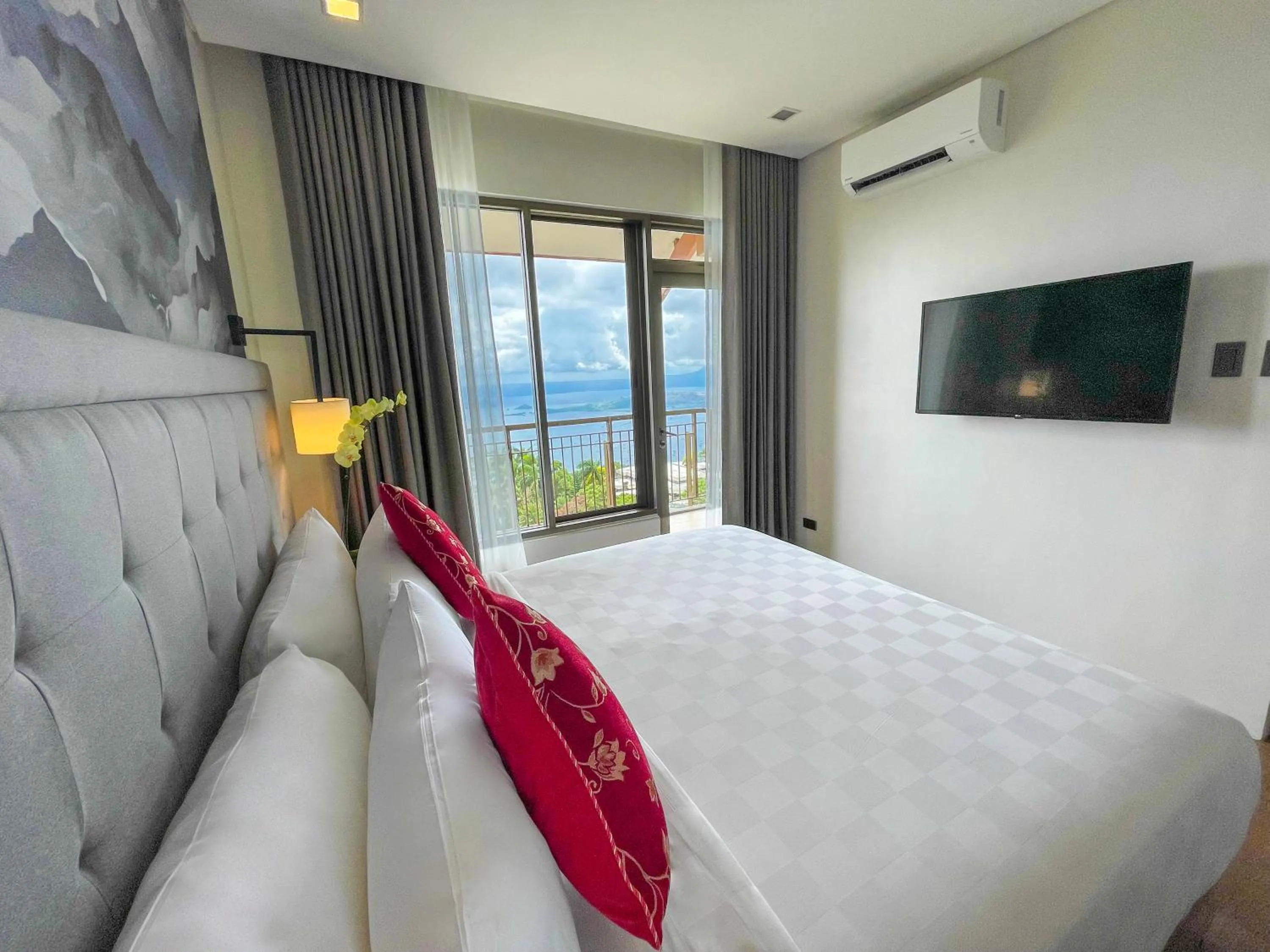 Bed in Summit Ridge Tagaytay - Newly Renovated