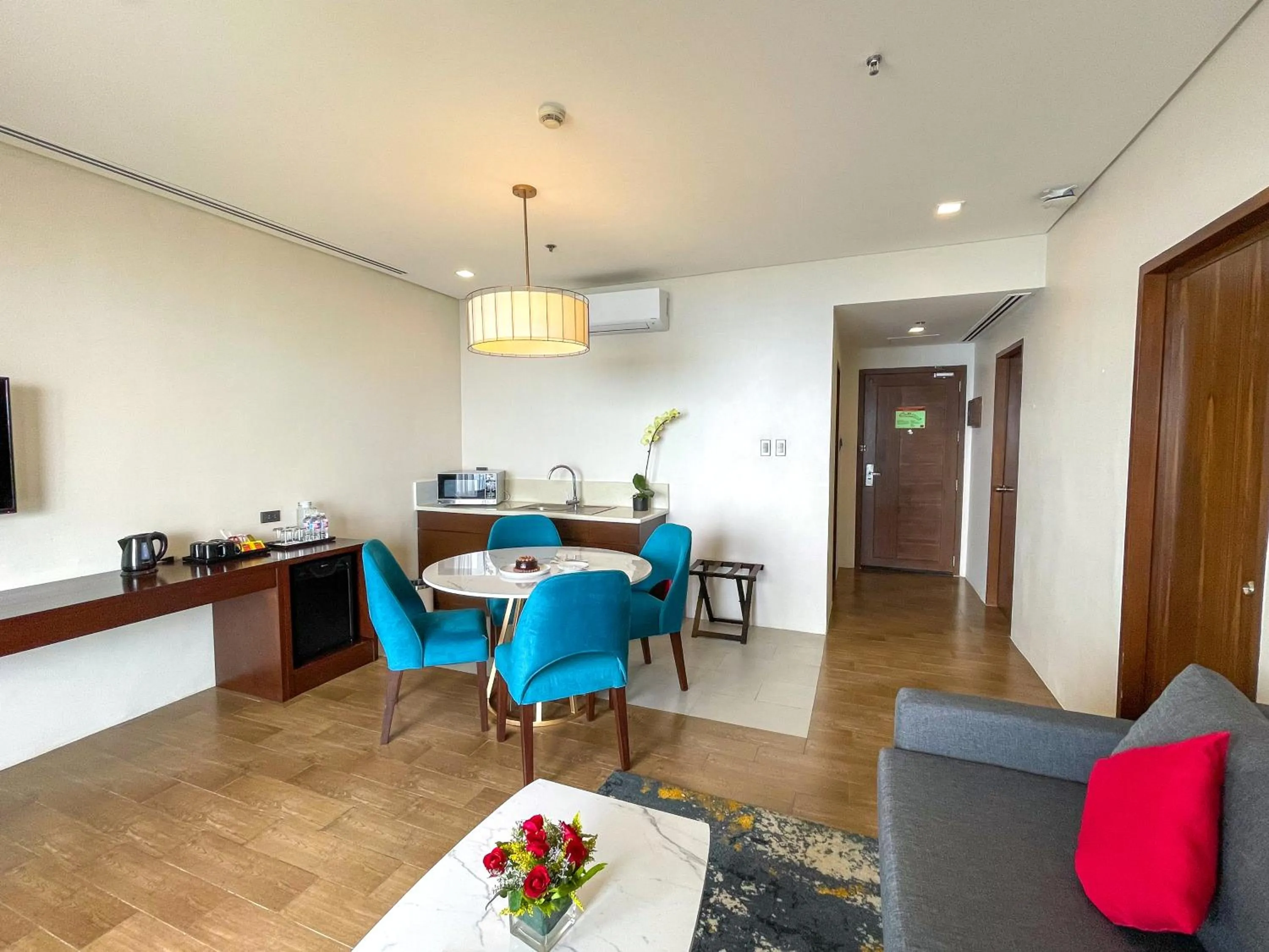 Kitchen or kitchenette in Summit Ridge Tagaytay - Newly Renovated