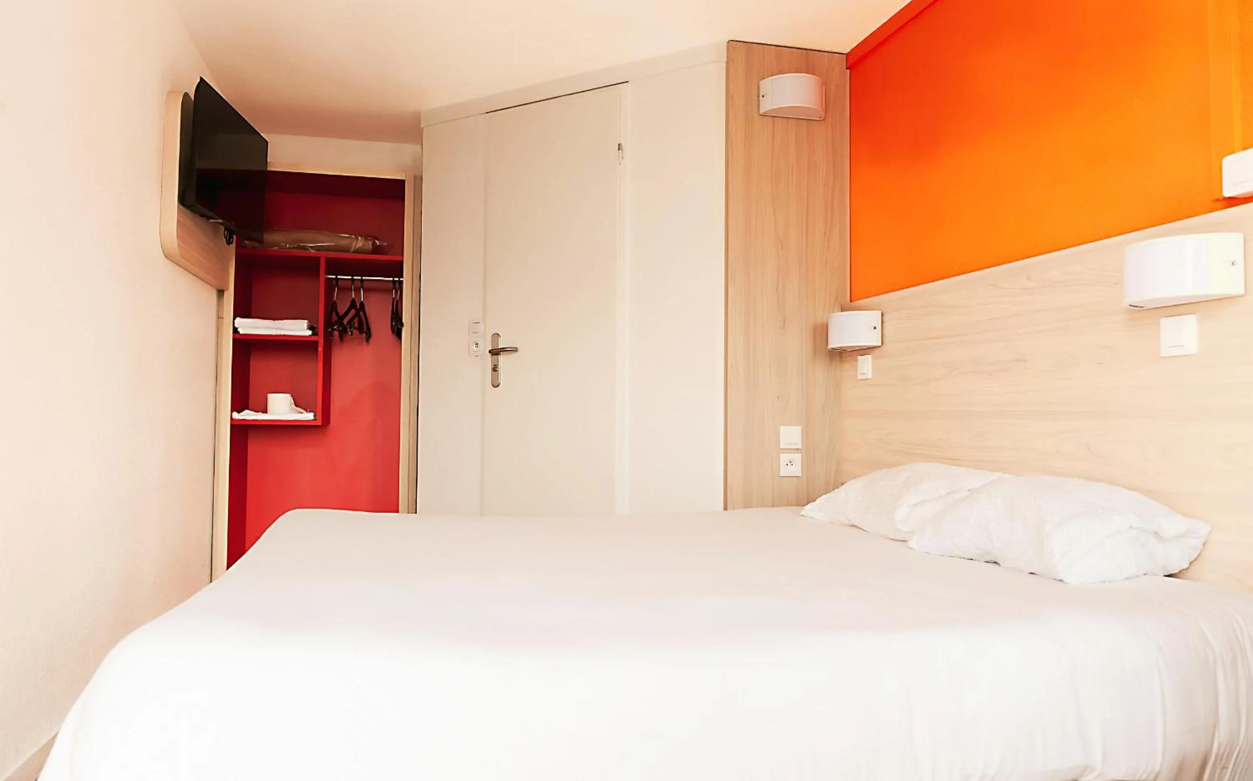 Bedroom, Bed in Premiere Classe La Rochelle Nord - Puilboreau