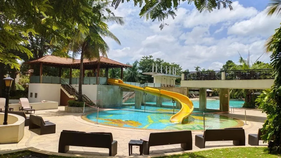 Swimming pool in Palm Meadows Resort