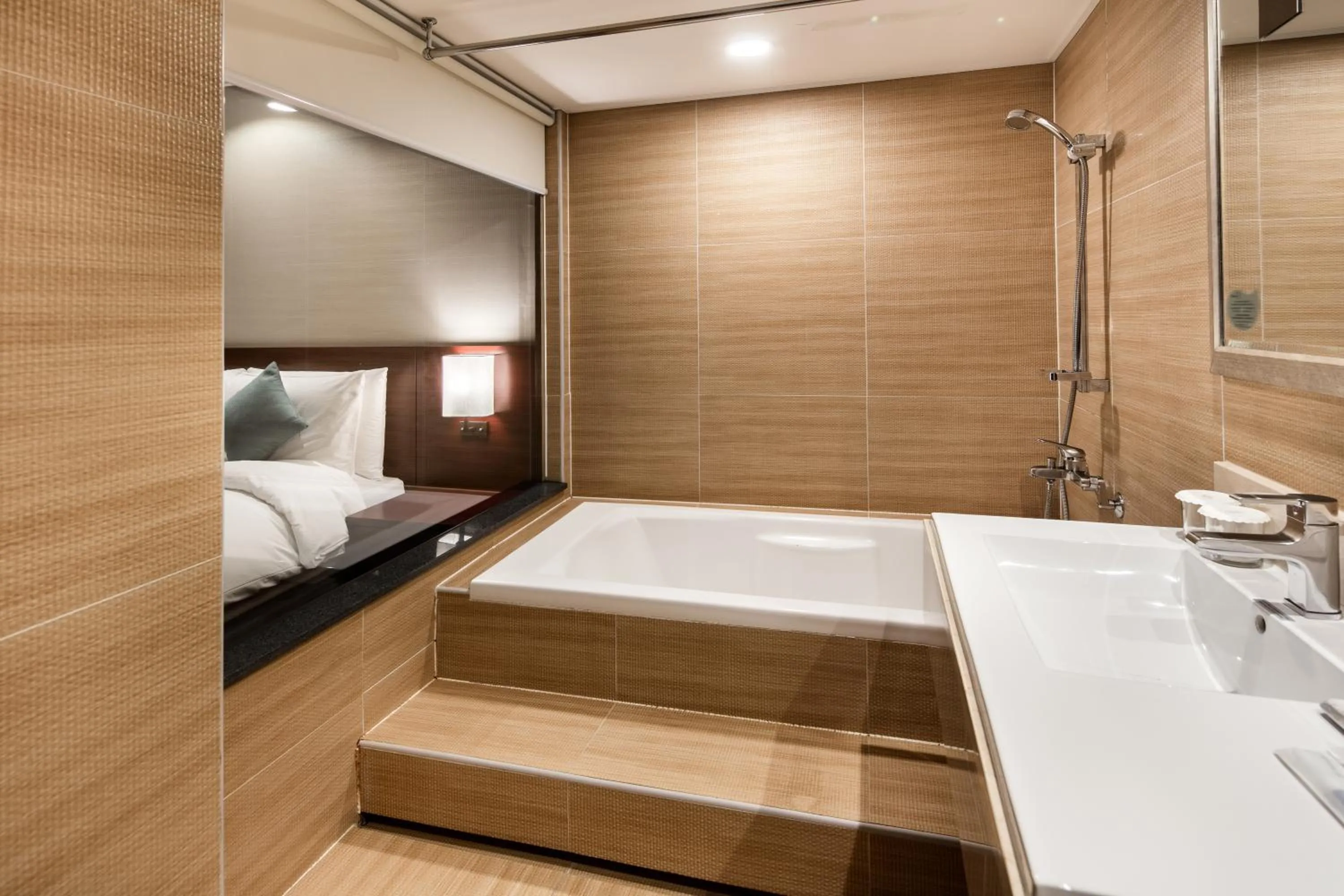 Bath, Bed in Sunshine Hotel