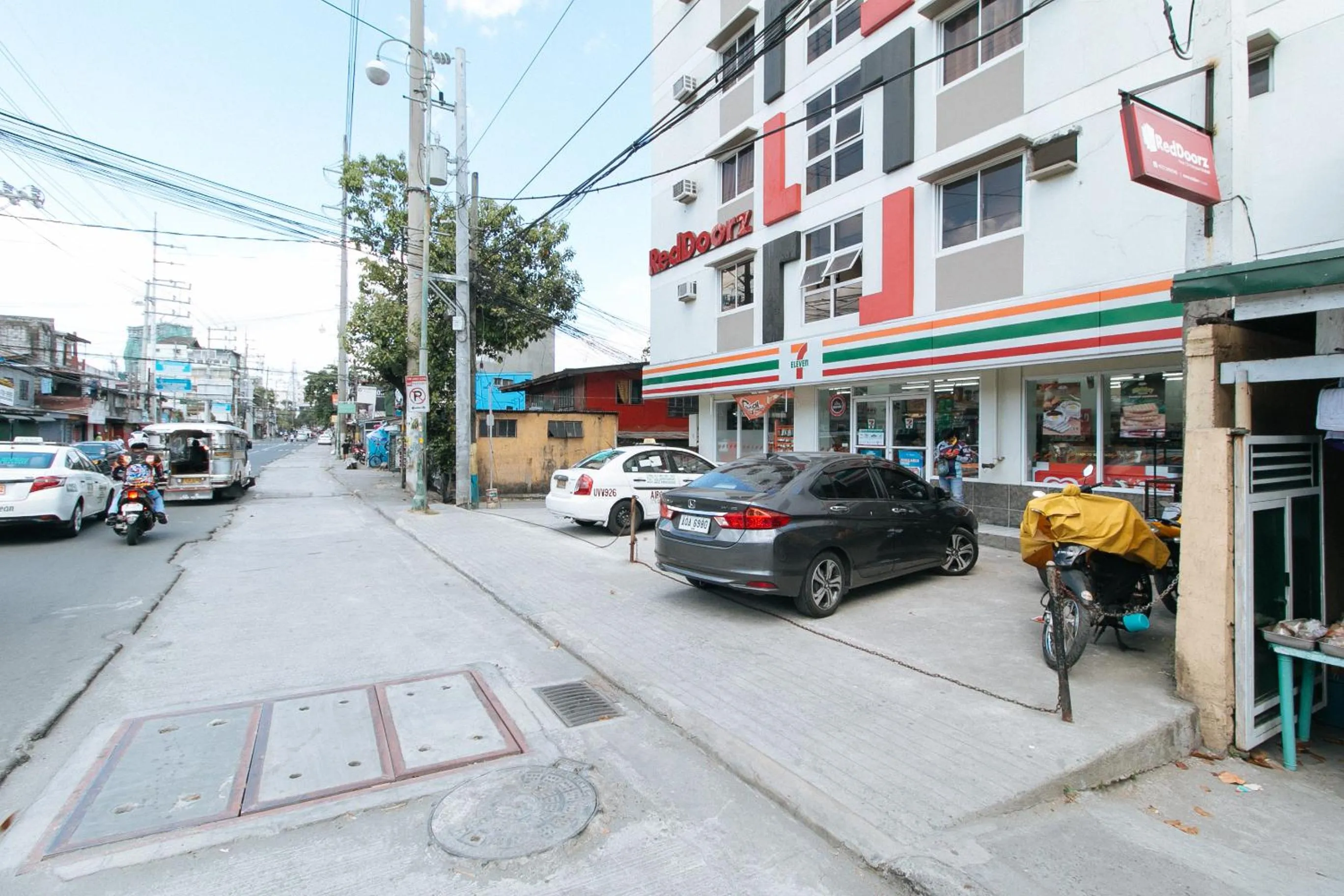 Property building in RedDoorz near C5 Kalayaan Avenue Makati