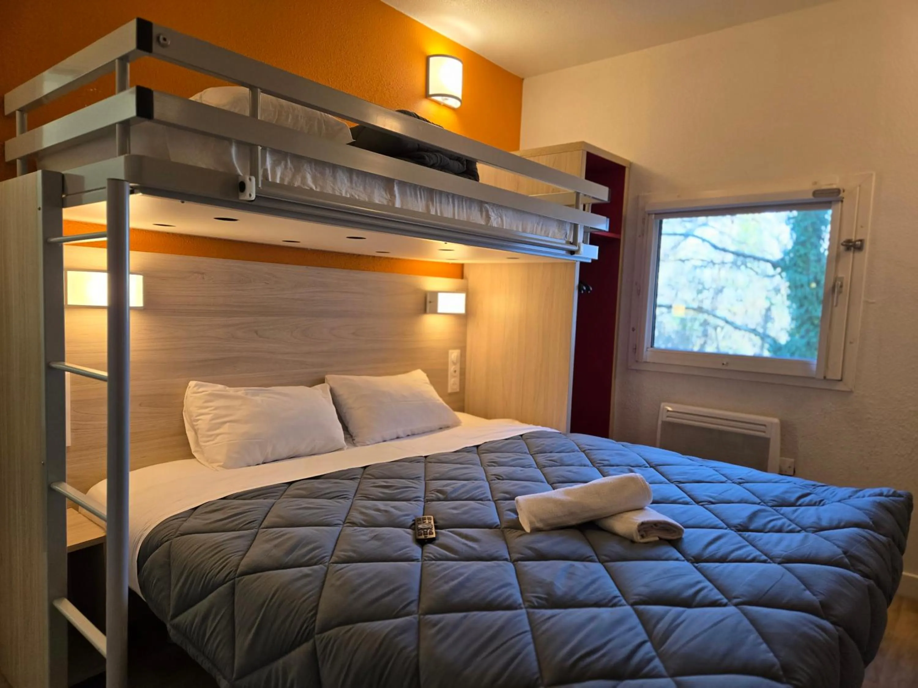 Bed in Premiere Classe Bordeaux Est Lormont