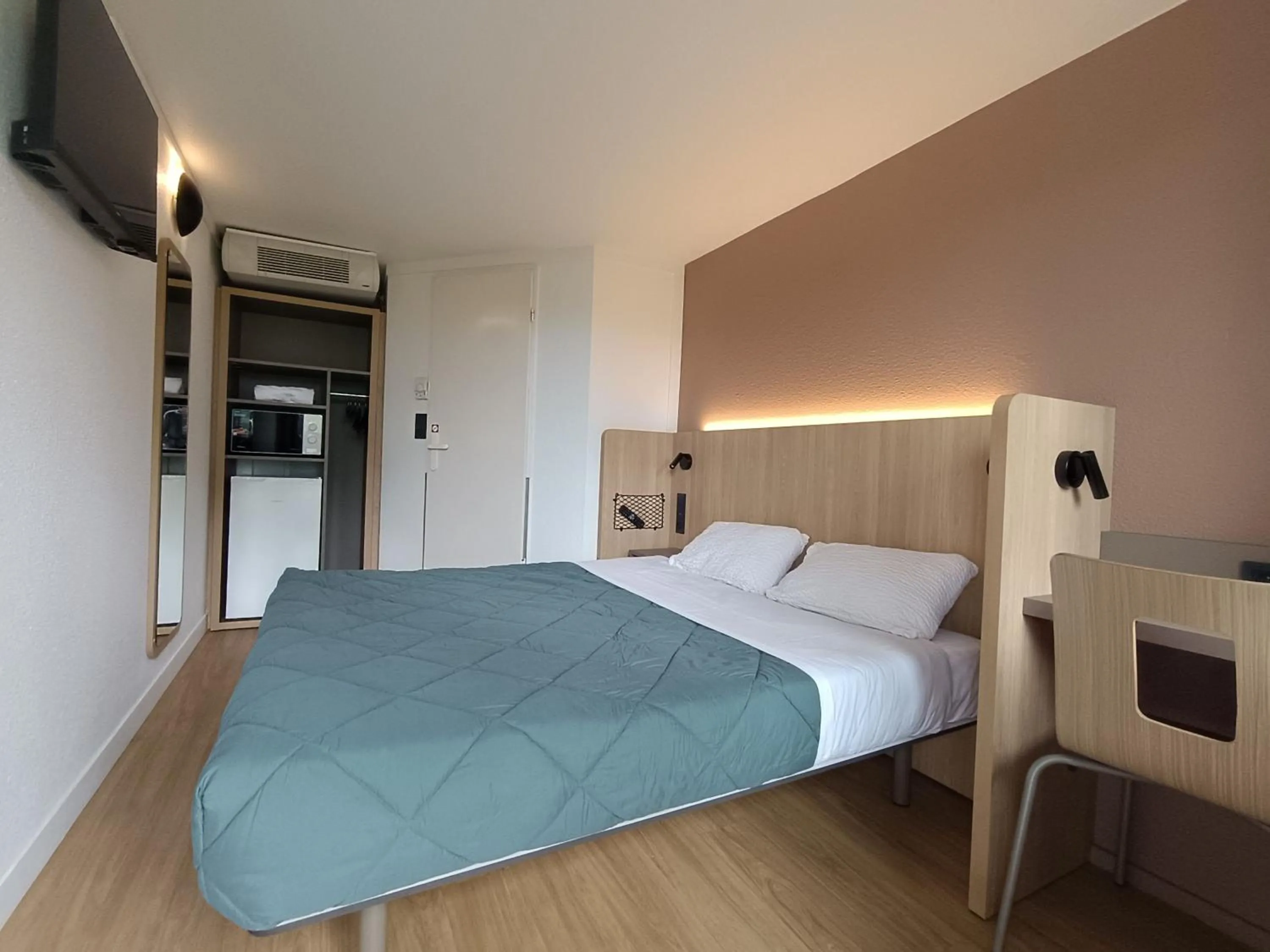 Photo of the whole room, Bed in Premiere Classe Bordeaux Est Lormont