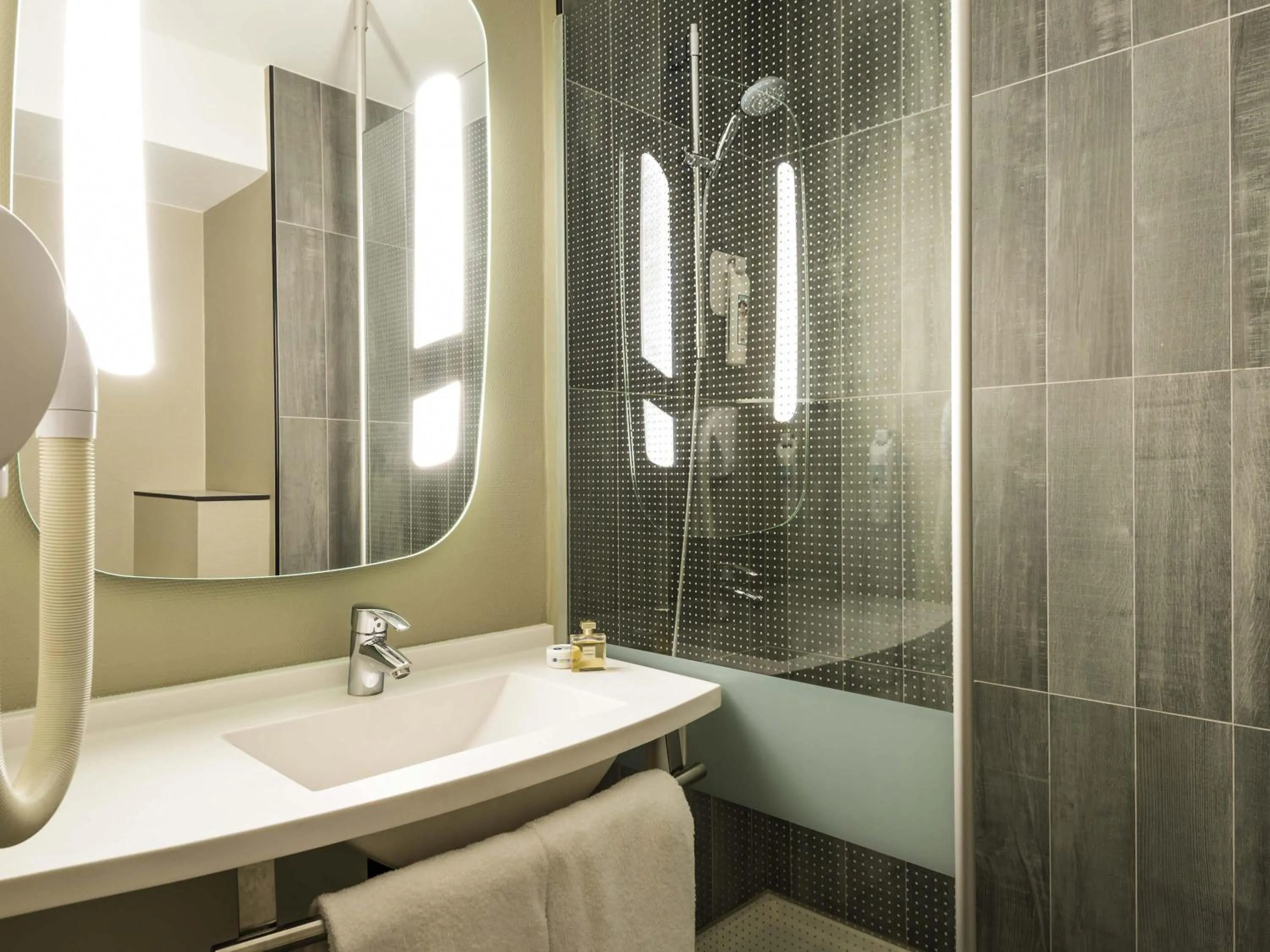 Bedroom in ibis Paris Gare du Nord Château Landon 10ème