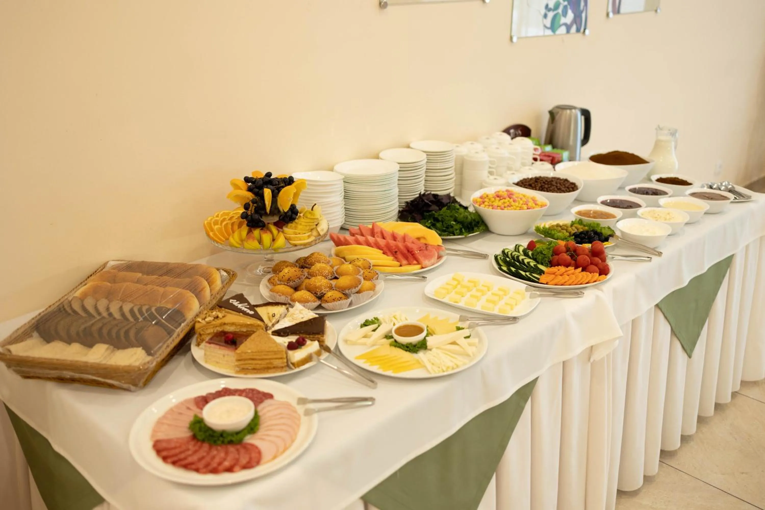 Restaurant/places to eat in Richmind Hotel