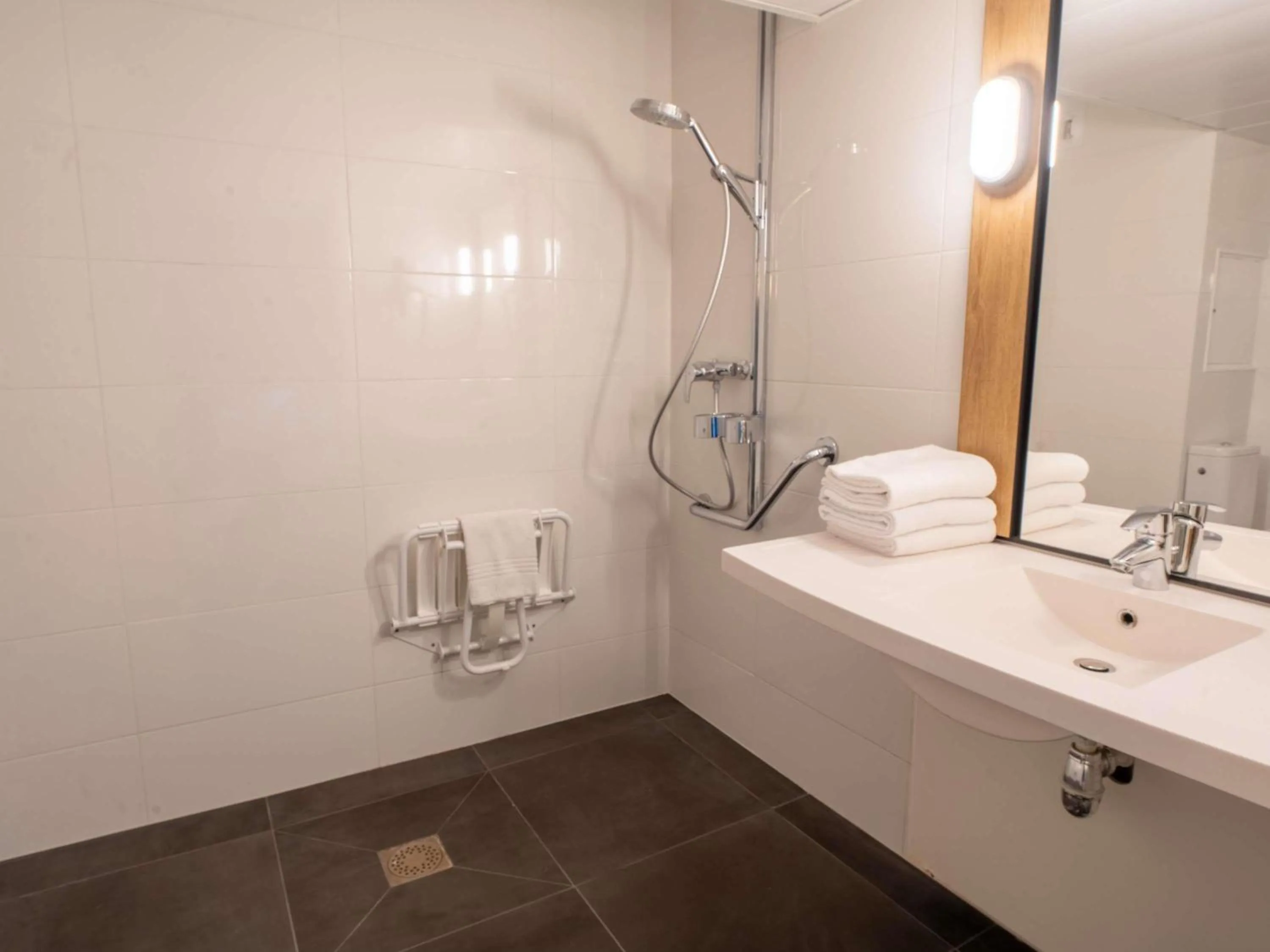 Bedroom in ibis Paris Vanves Parc des Expositions