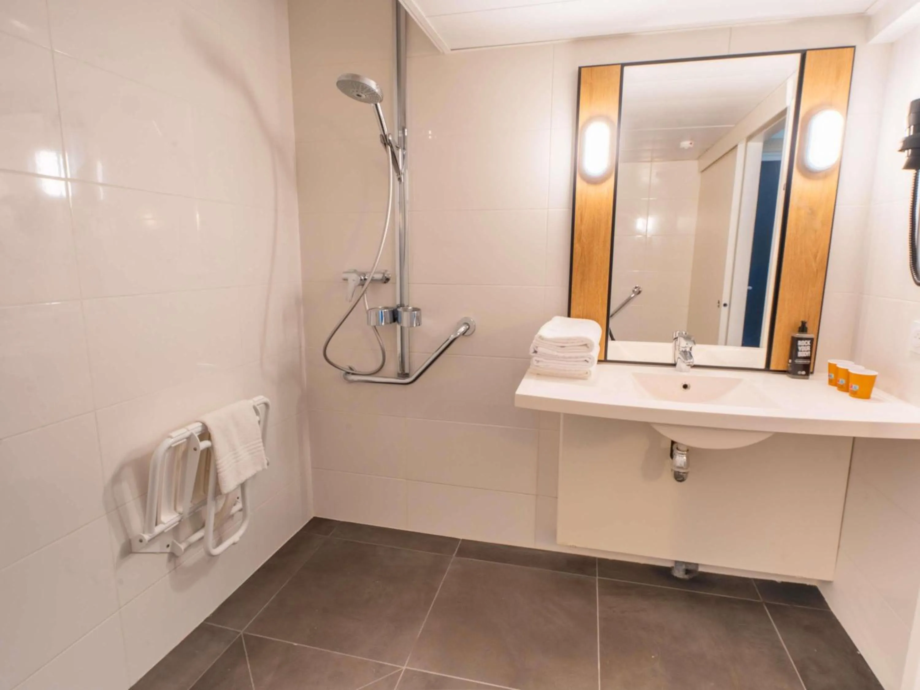 Bedroom in ibis Paris Vanves Parc des Expositions