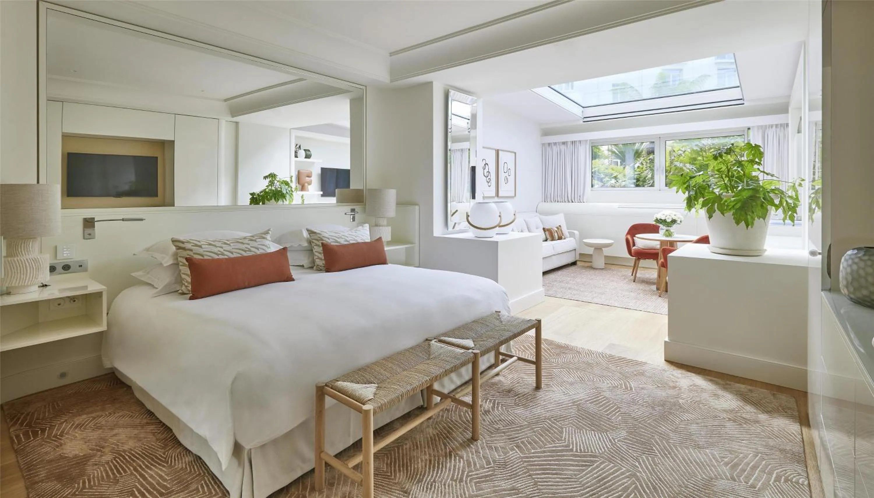 Photo of the whole room, Bed in Hôtel Martinez, in The Unbound Collection by Hyatt