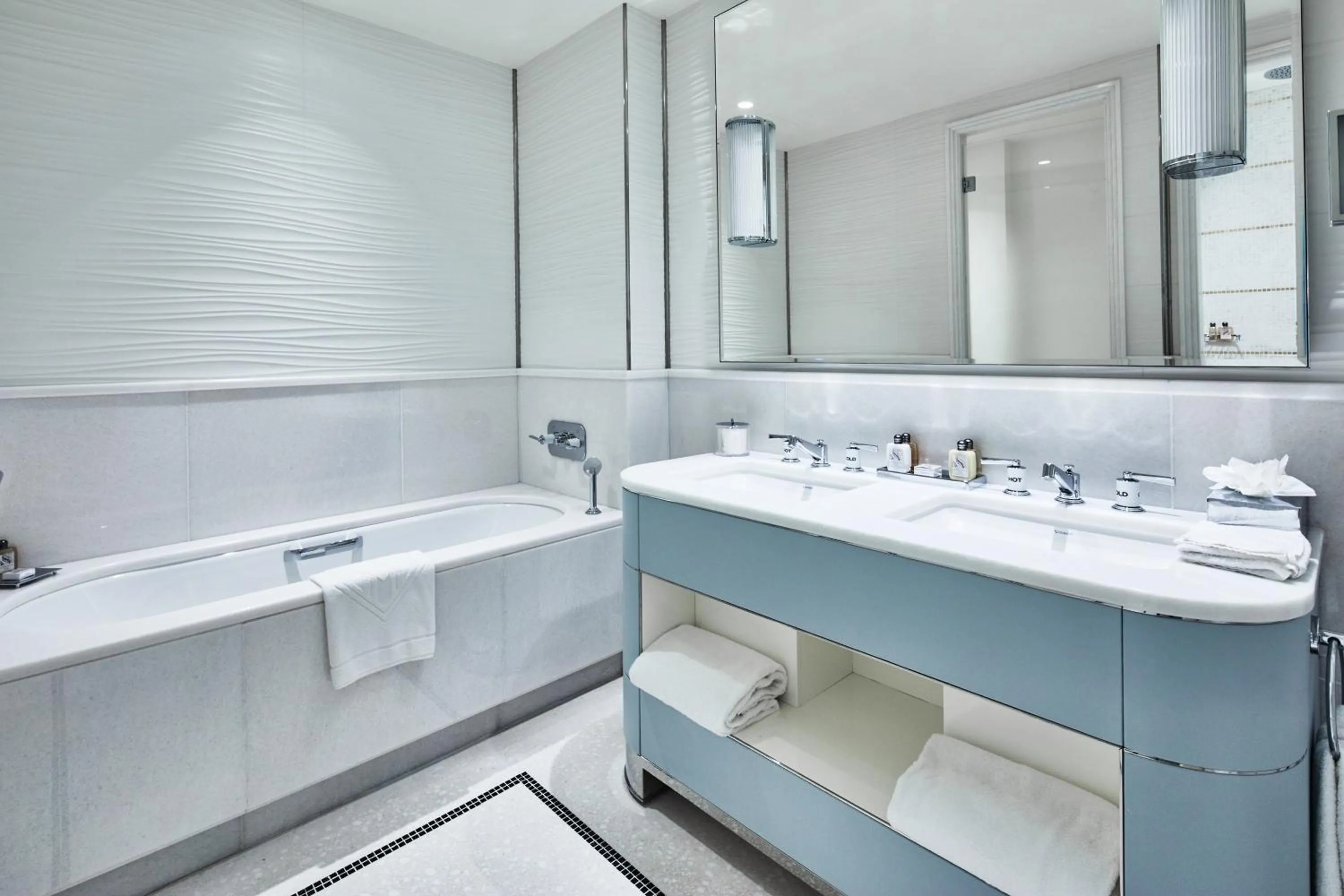 Bathroom in Hôtel Martinez, in The Unbound Collection by Hyatt