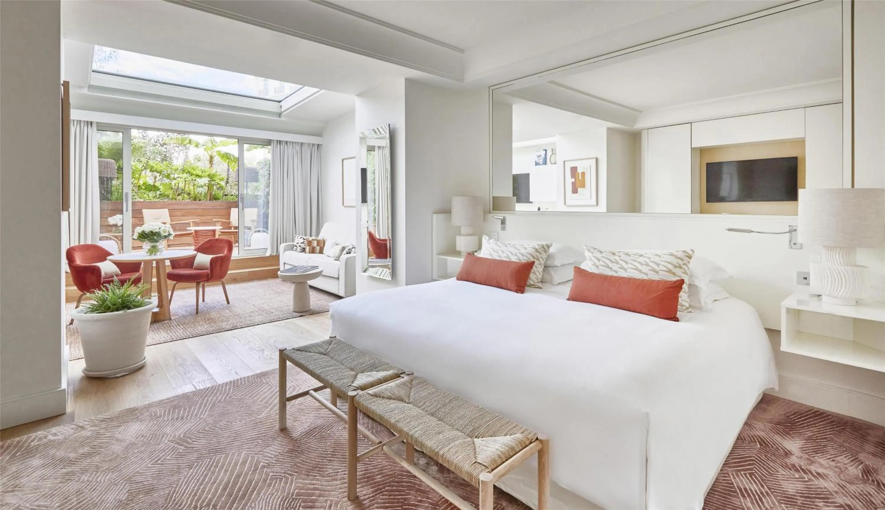 Photo of the whole room in Hôtel Martinez, in The Unbound Collection by Hyatt