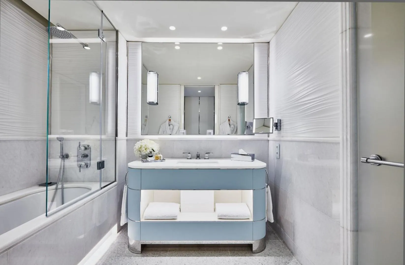 Bathroom in Hôtel Martinez, in The Unbound Collection by Hyatt