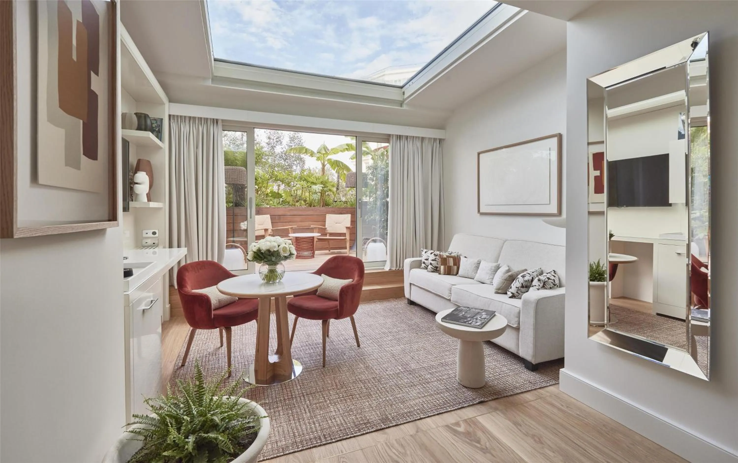 Photo of the whole room in Hôtel Martinez, in The Unbound Collection by Hyatt