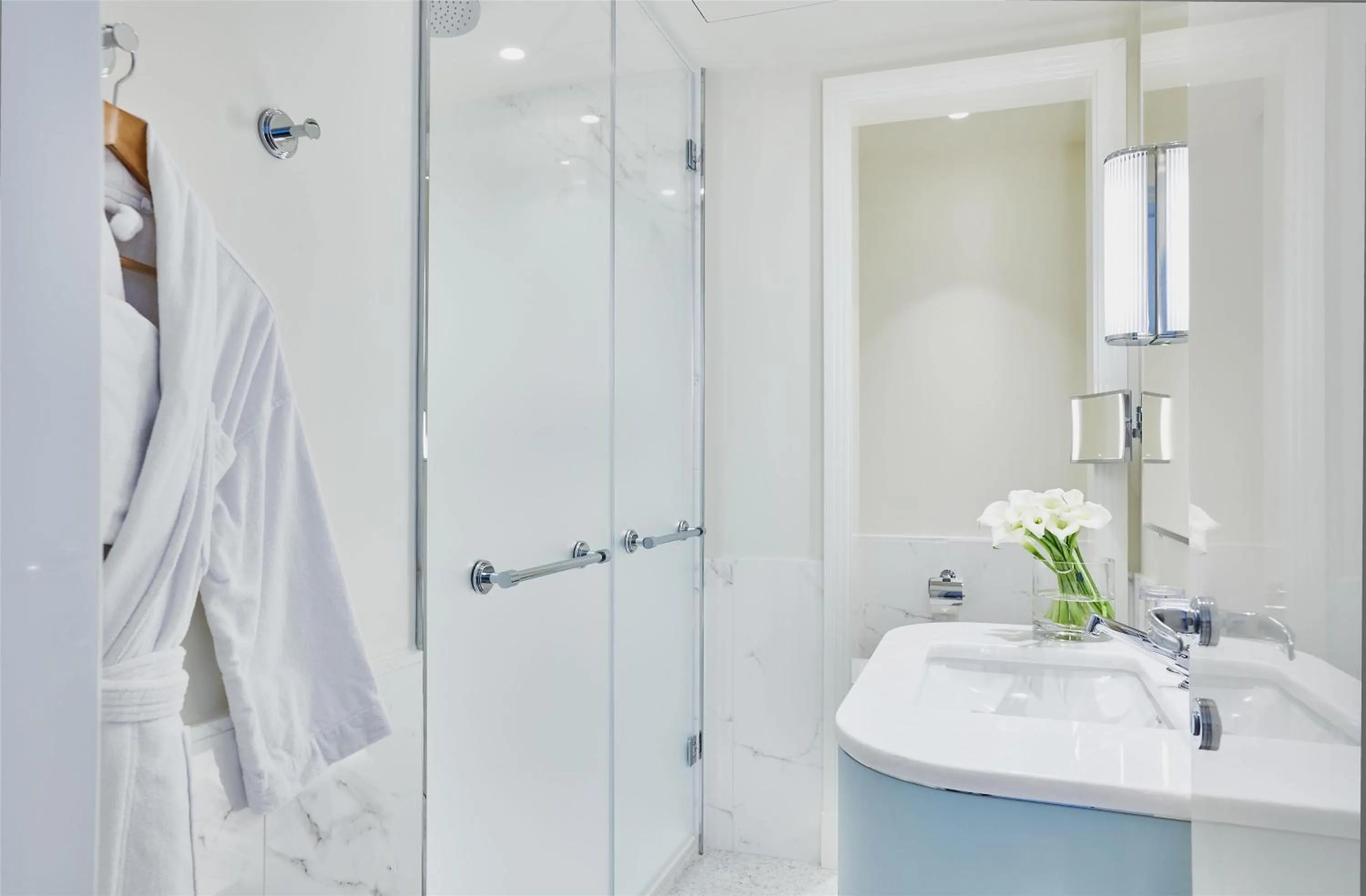 Bathroom in Hôtel Martinez, in The Unbound Collection by Hyatt