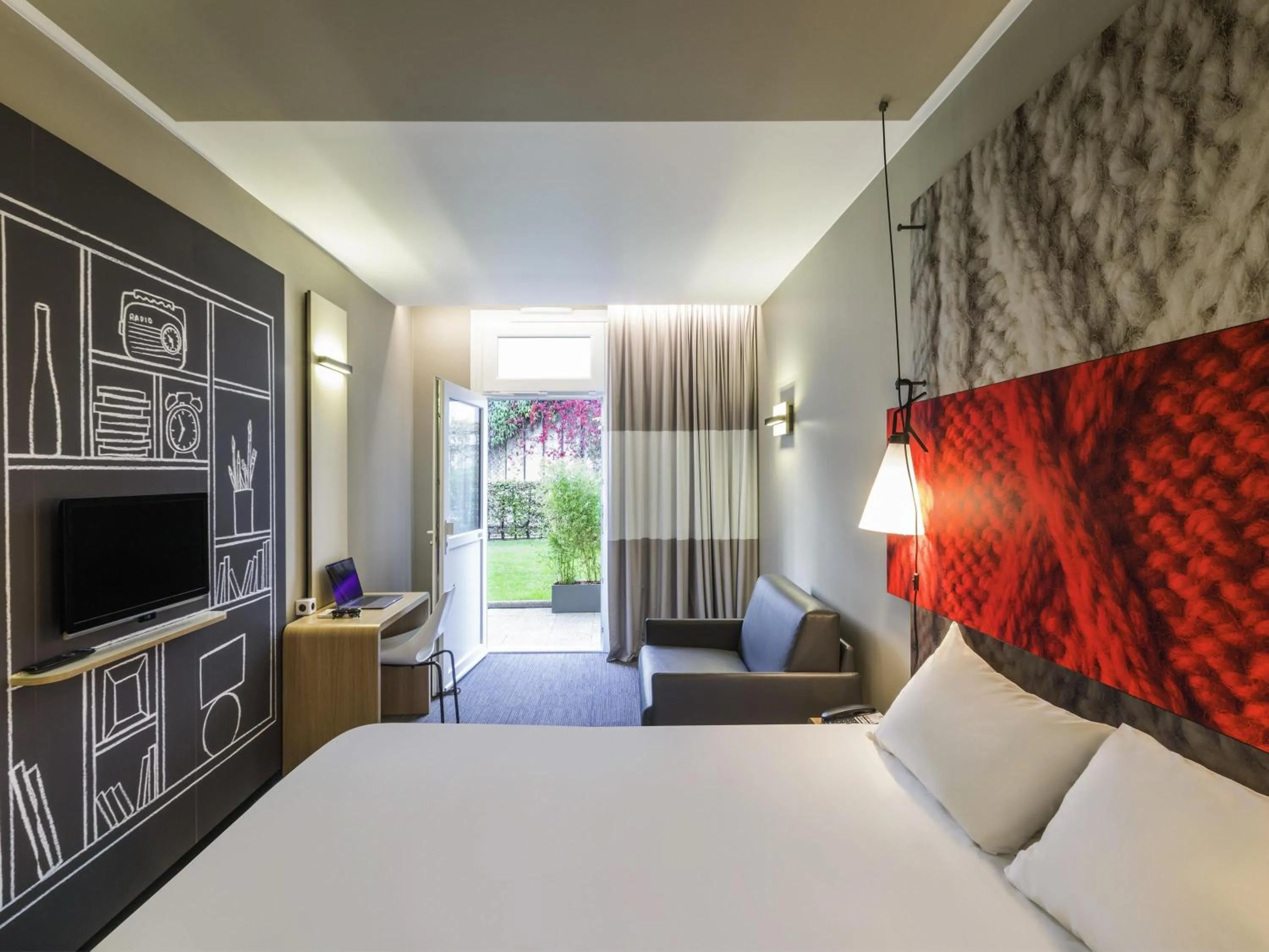 Bedroom, Bed in ibis Paris Gare de Lyon Ledru Rollin