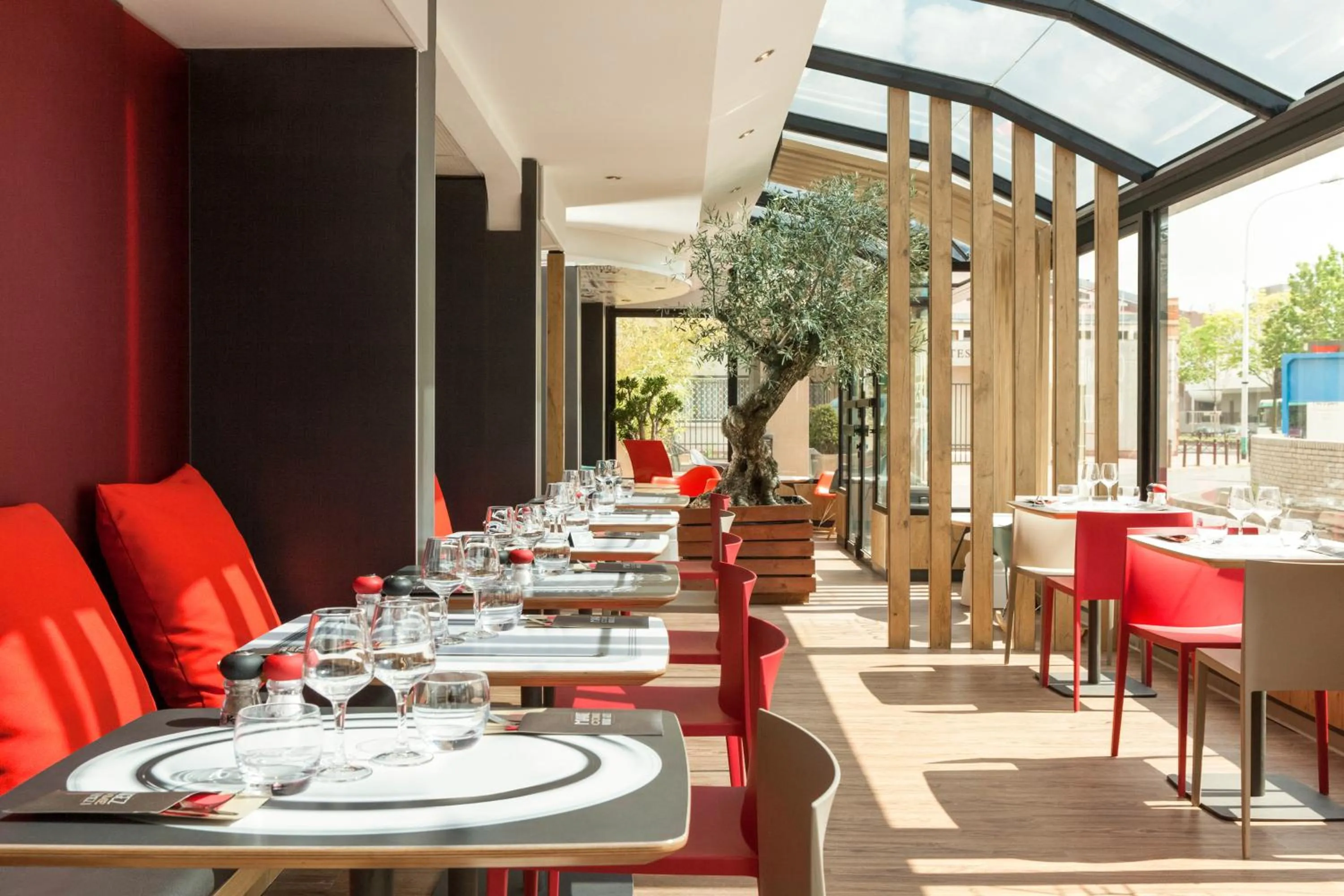 Restaurant/places to eat in ibis Paris Gennevilliers