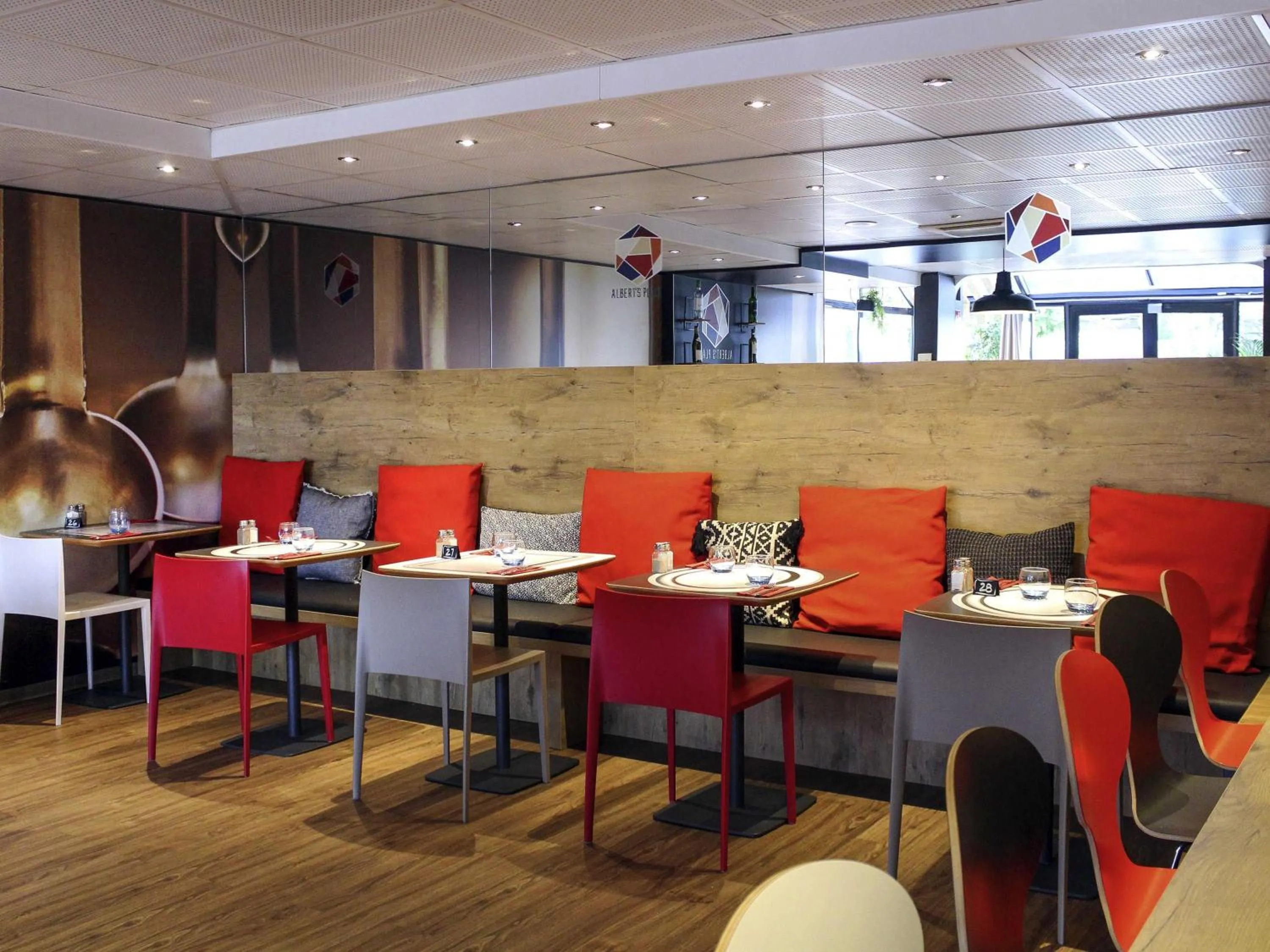 Restaurant/places to eat in ibis Paris Gennevilliers