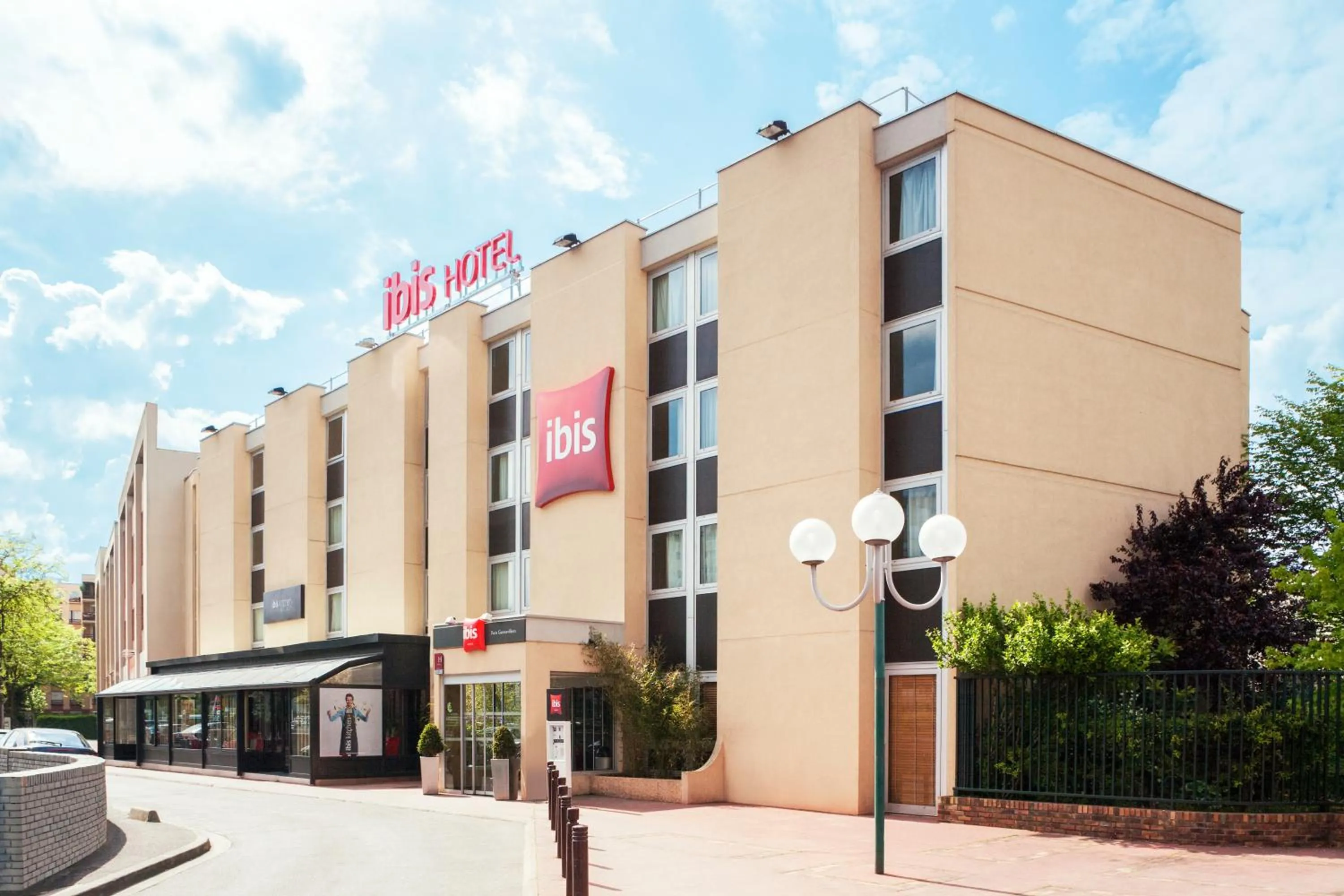 Facade/entrance in ibis Paris Gennevilliers
