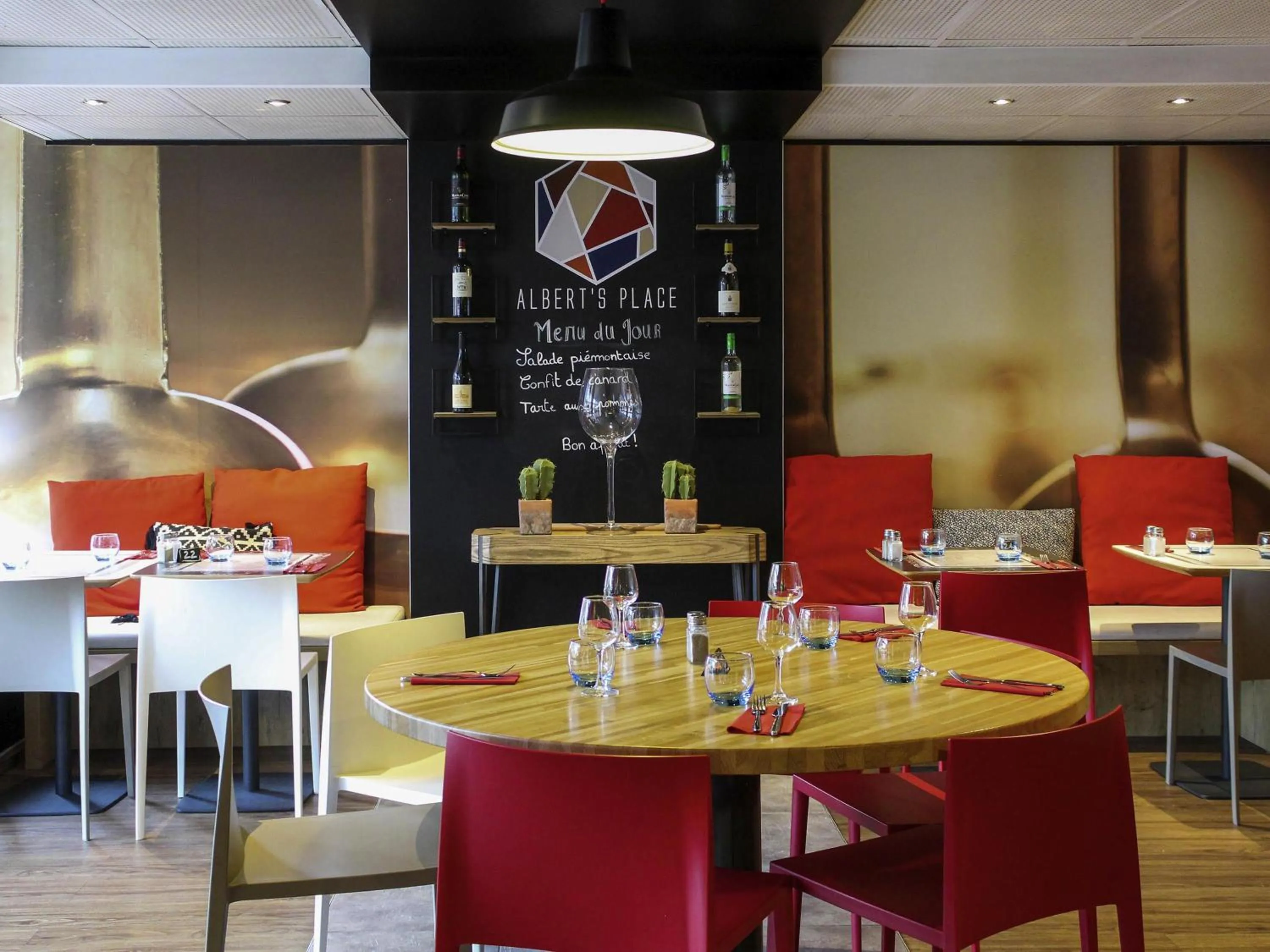 Restaurant/places to eat in ibis Paris Gennevilliers