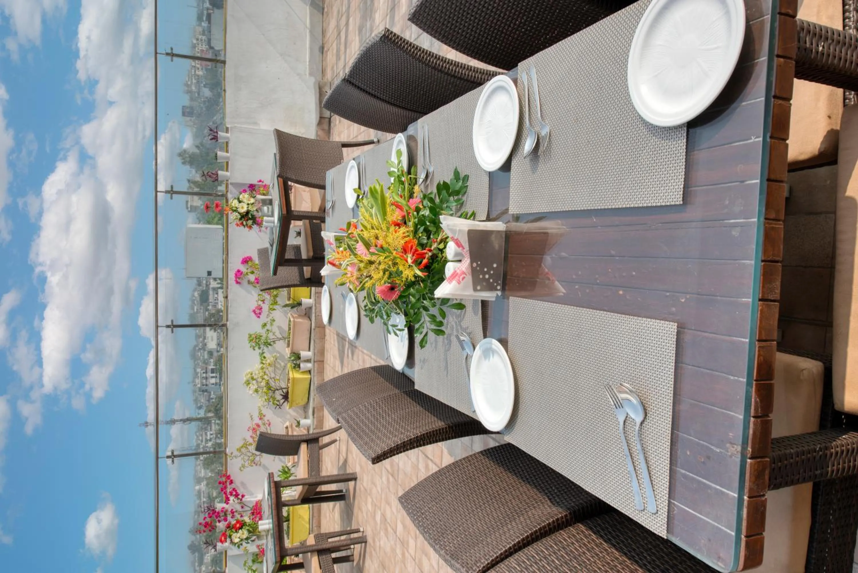 Hotel Deep Clarks Inn Lucknow