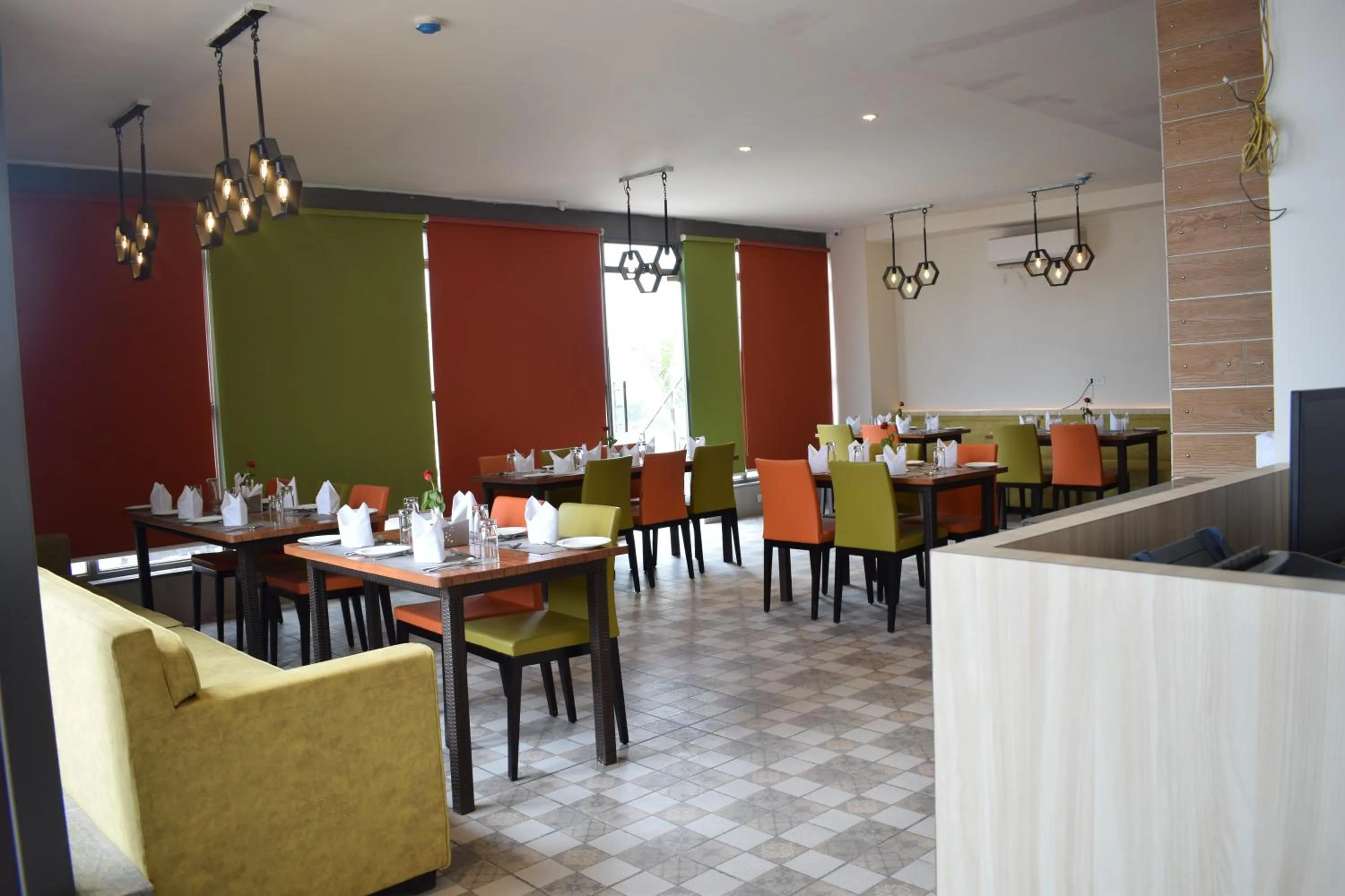 Restaurant/places to eat in Hotel Deep Clarks Inn Lucknow