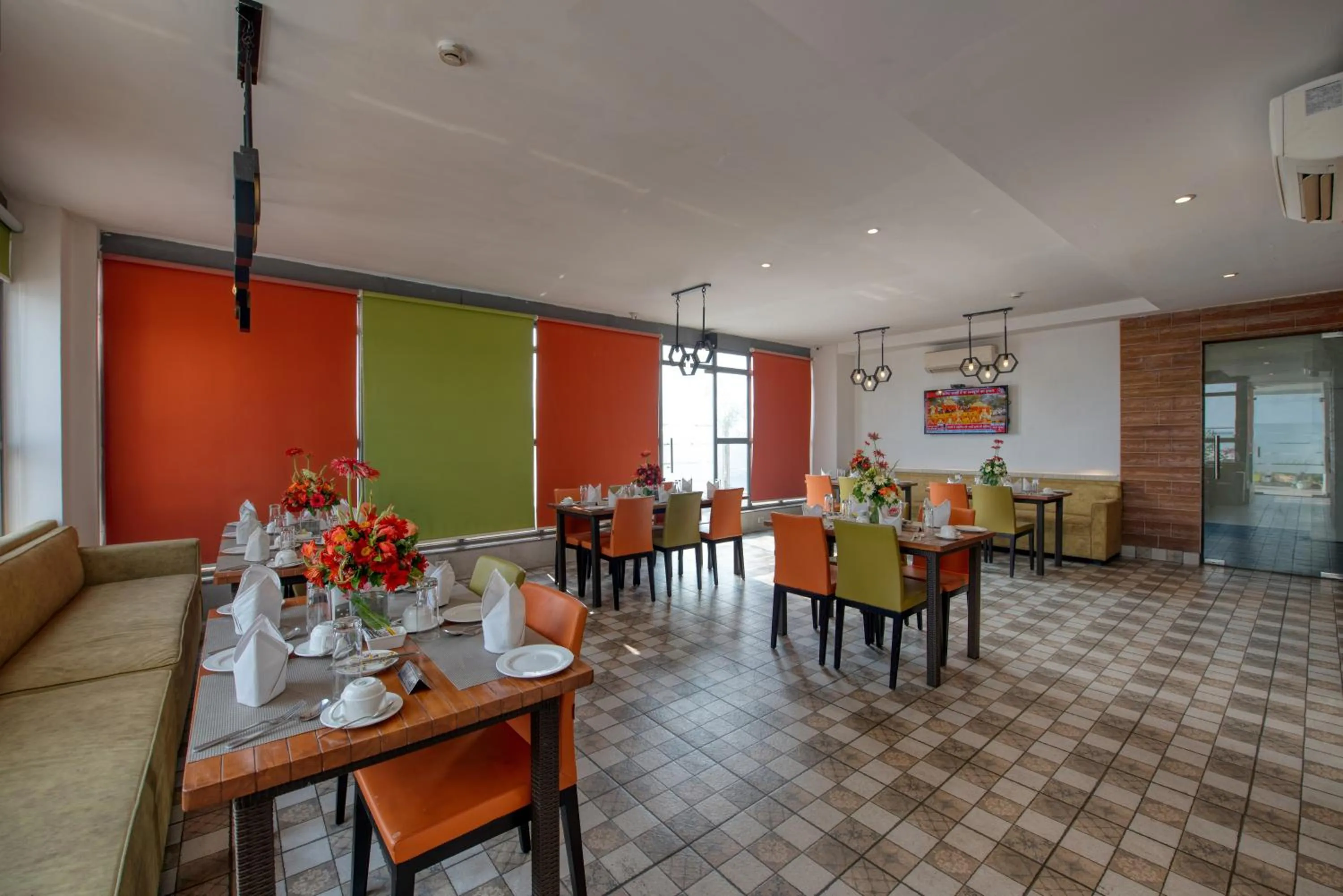 Restaurant/places to eat in Hotel Deep Clarks Inn Lucknow