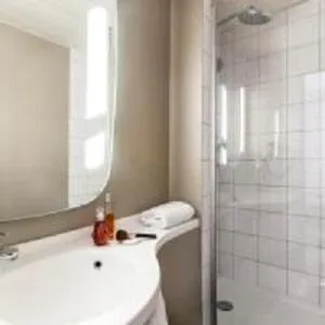 Shower in ibis Paris Gare De L'Est TGV