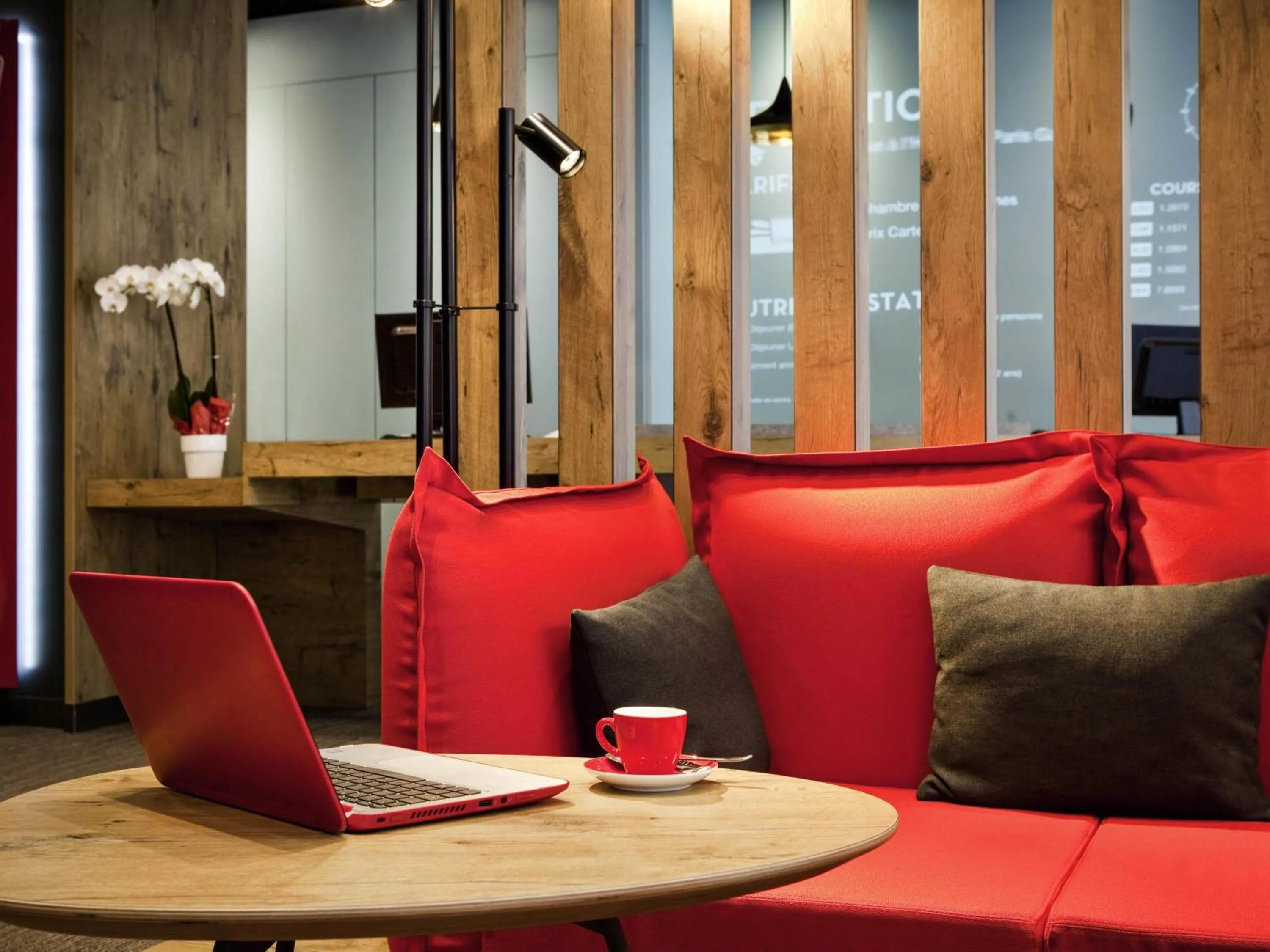 Lounge or bar in ibis Paris Gare De L'Est TGV