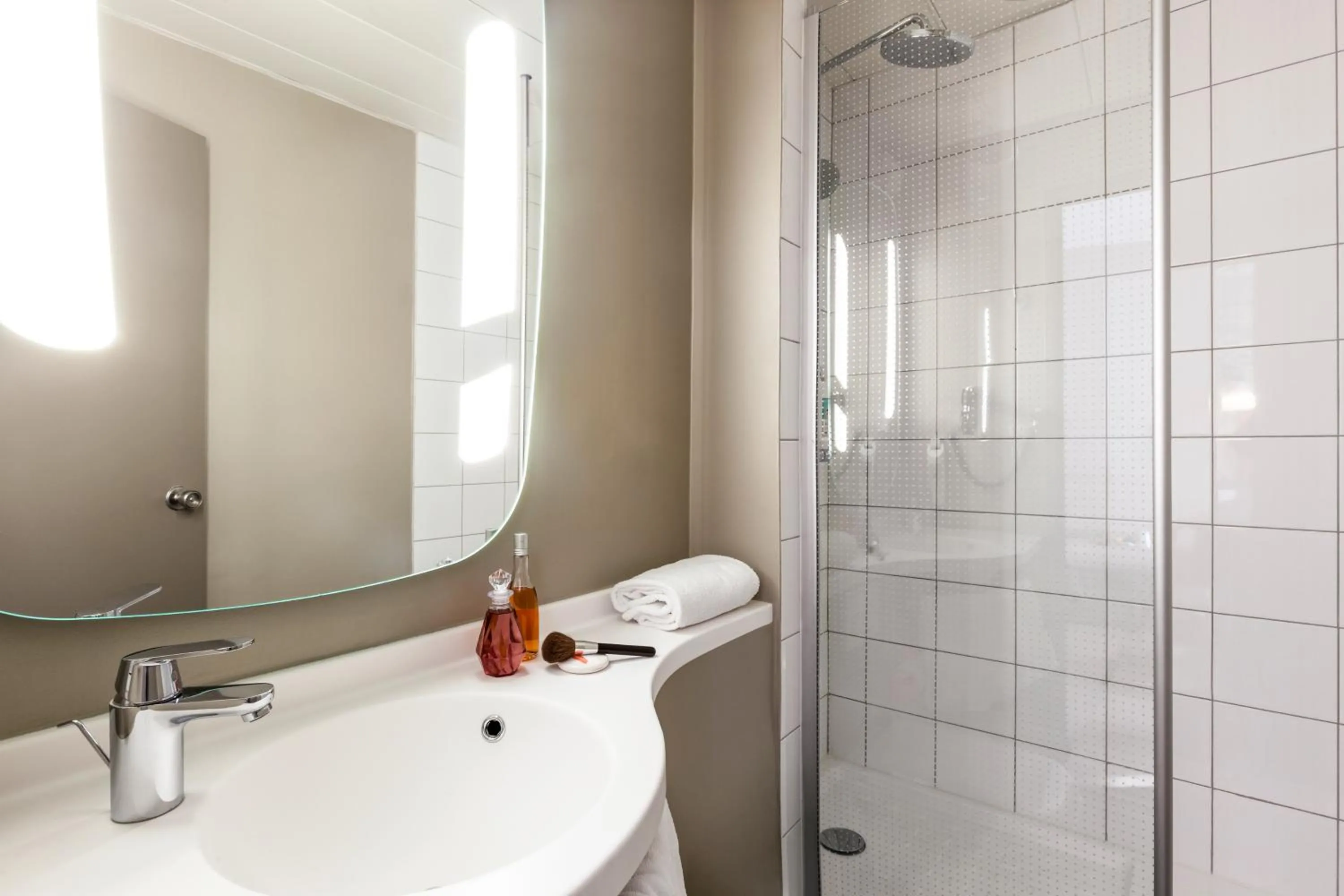 Shower in ibis Paris Gare De L'Est TGV